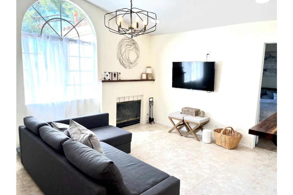 Luminous condo with corner view walking distance from lake!!