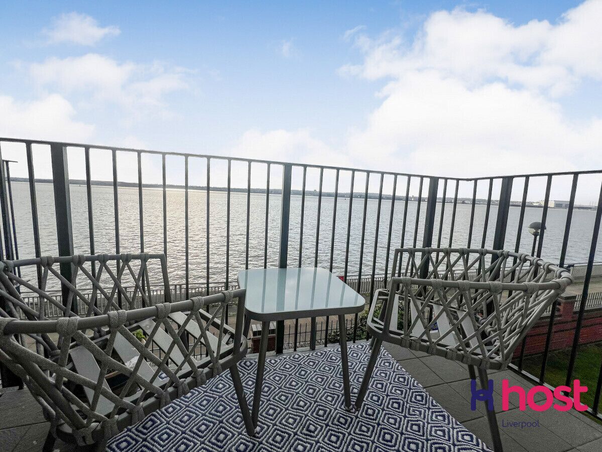 Riverside Retreat | by centre | private parking