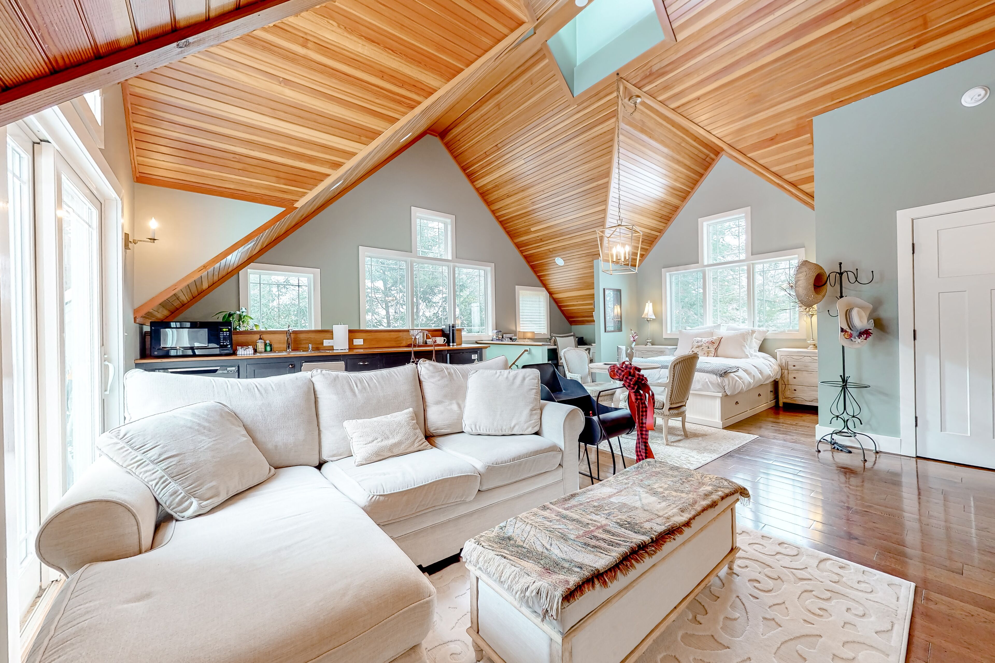 Dog-friendly studio with kitchenette, W/D, firepit, & hot tub access