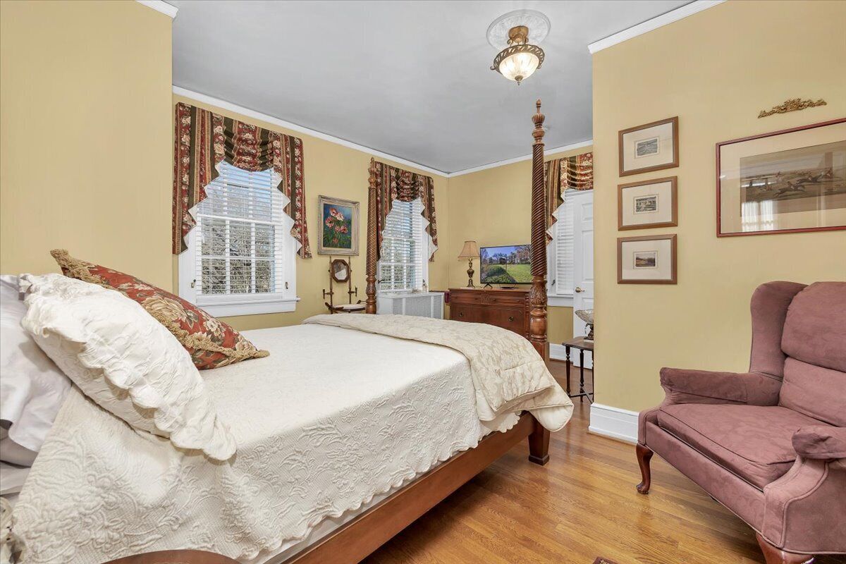 The Maridor - "Tulip" - Historic home near lots of shops and restaurants