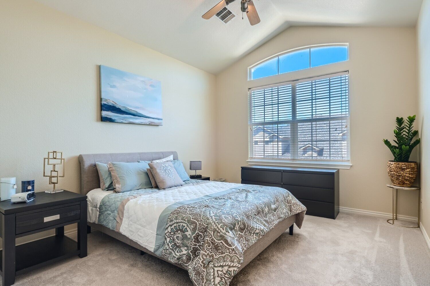 Fully furnished Condo within 8 minutes to UC Health or NCMC
