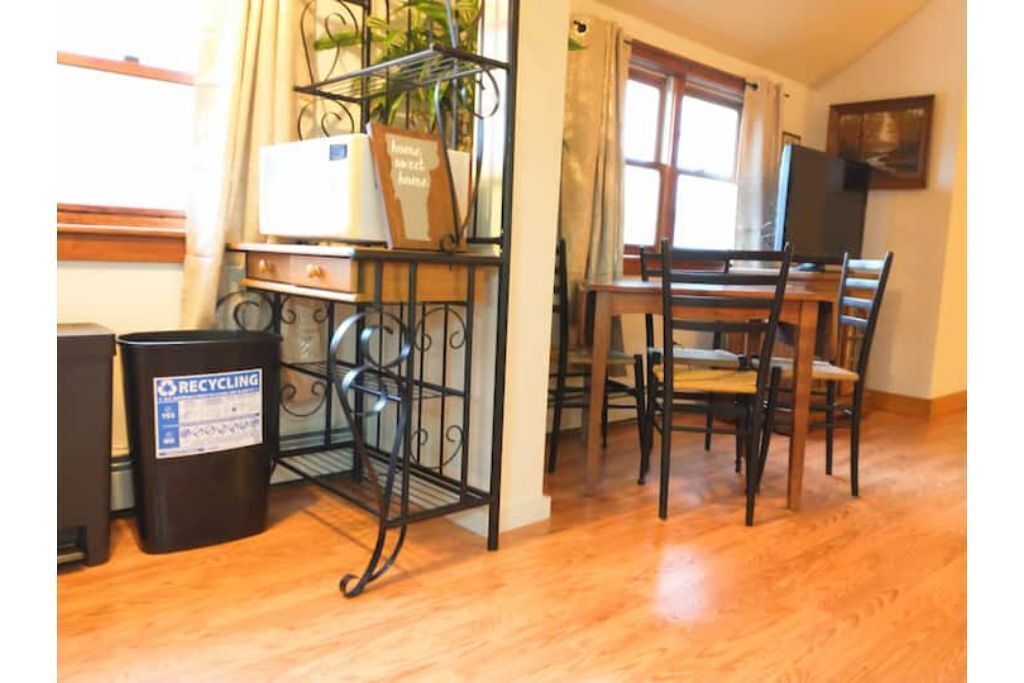 Pet-friendly, Cozy & convenient with fenced backyard