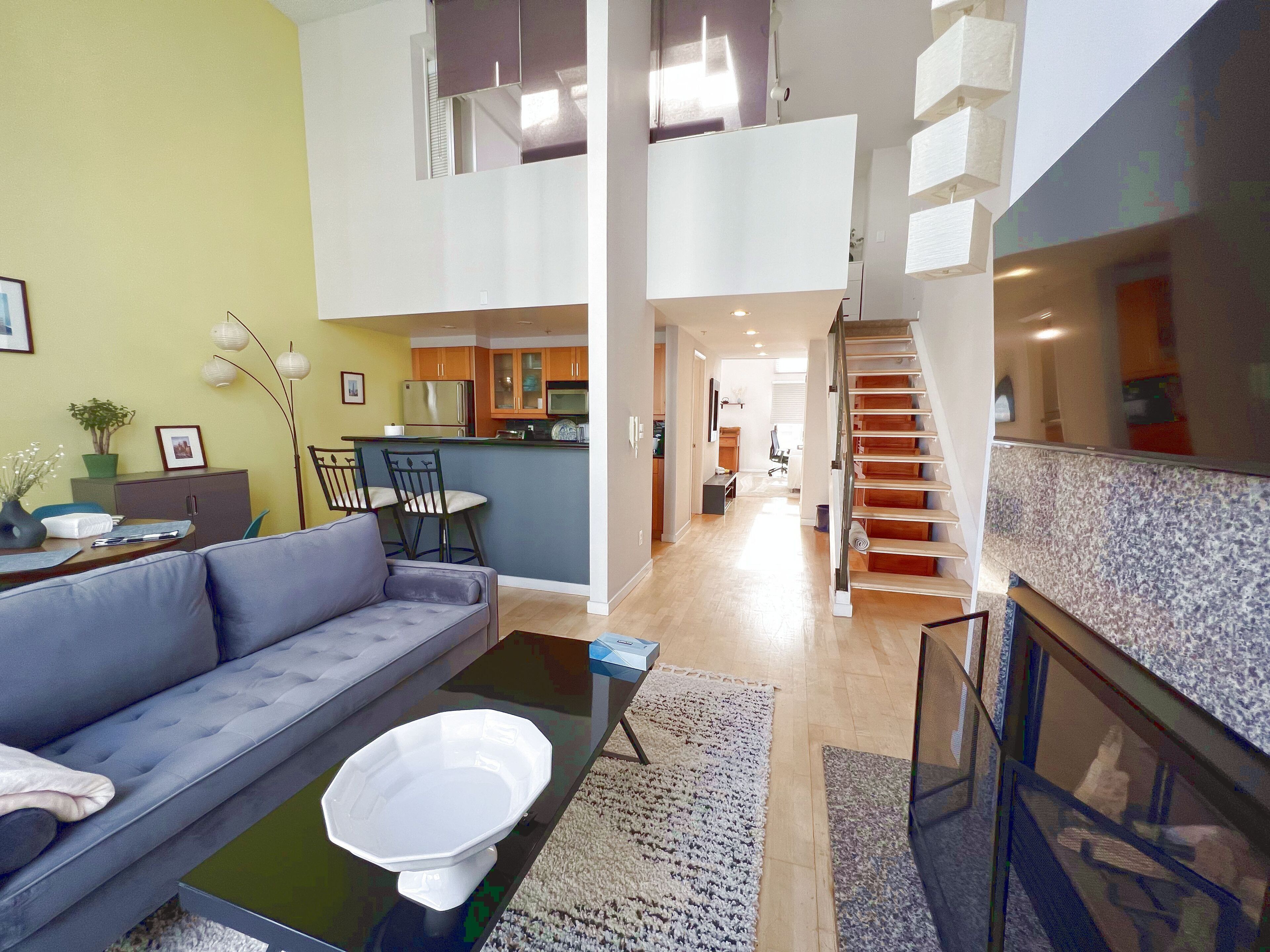 2b2b SoMa Loft with one free parking spot in garage, central, spacious and sunny
