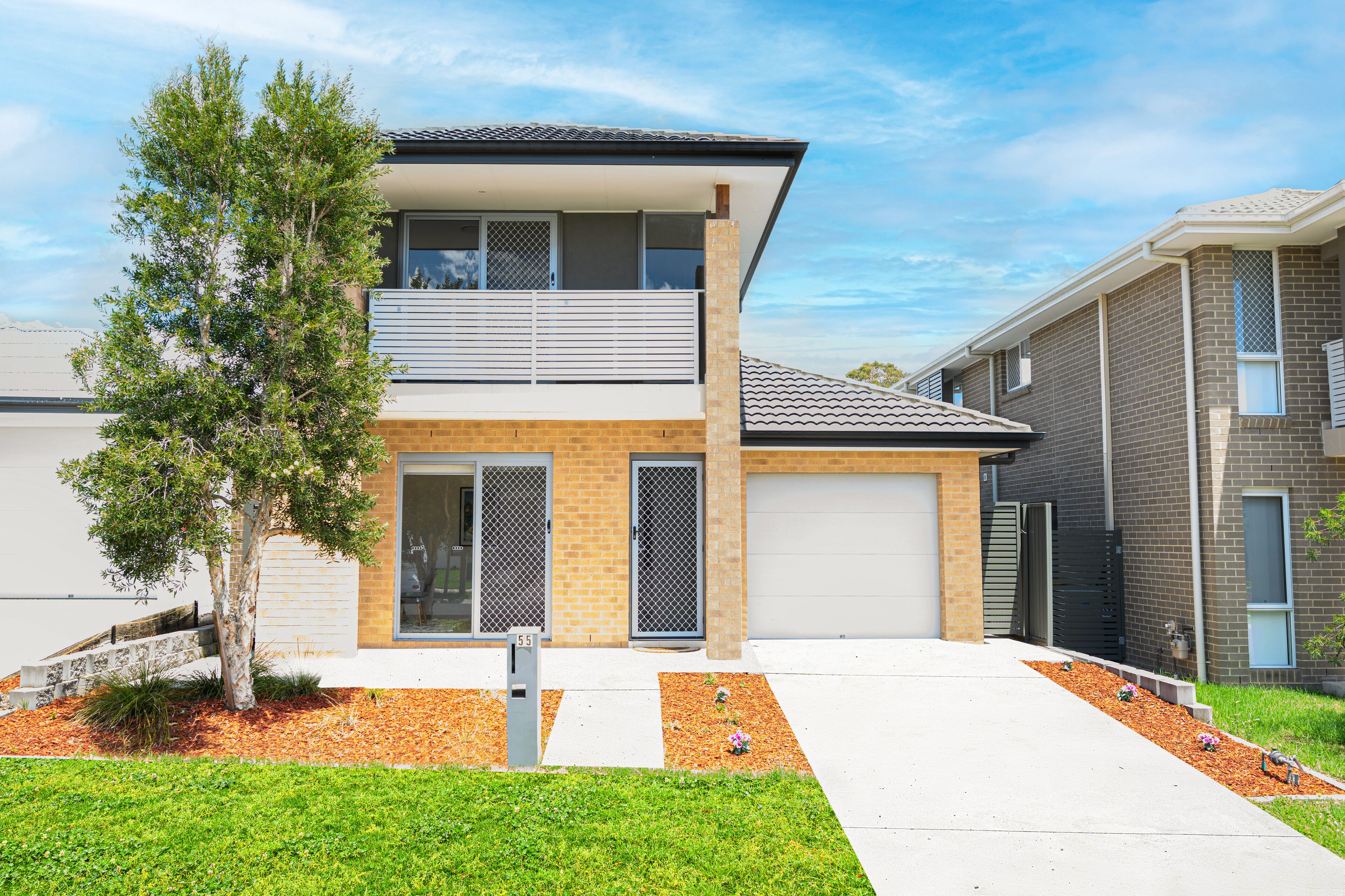 Spacious 4 Br Modern house  WiFi & Parking