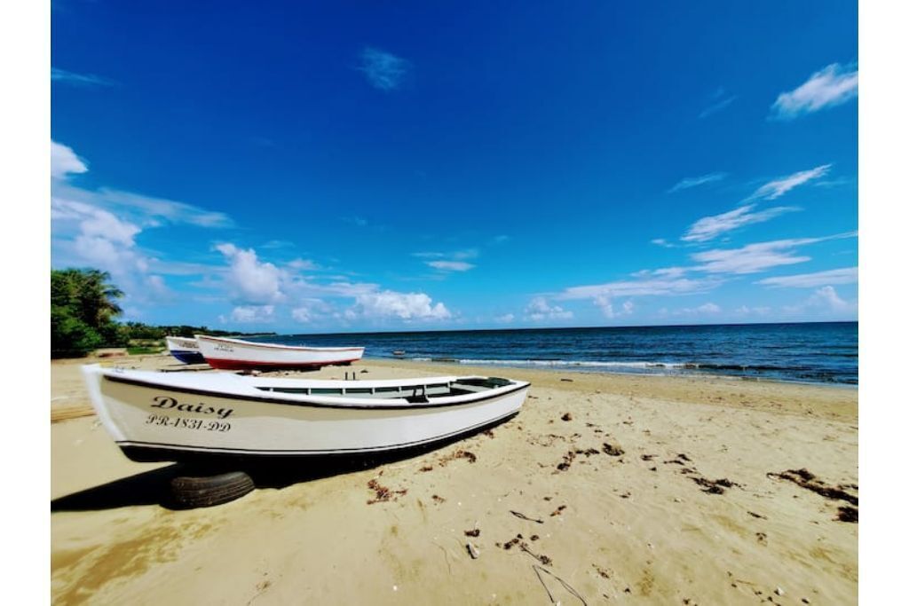 Caribbean Sea Beach Front 2nd floor House Puertorrican Experience w A/C WiFi