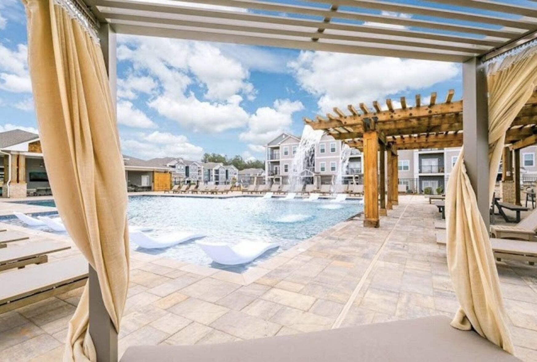 Lake Views! Game-Room! Free Parking! 8 Min to Savannah! Gym!
