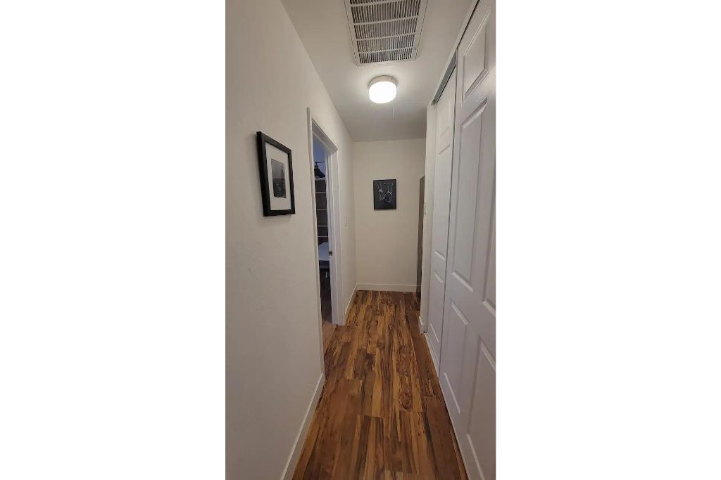 Spacious 4B2B Living Full Kitchen