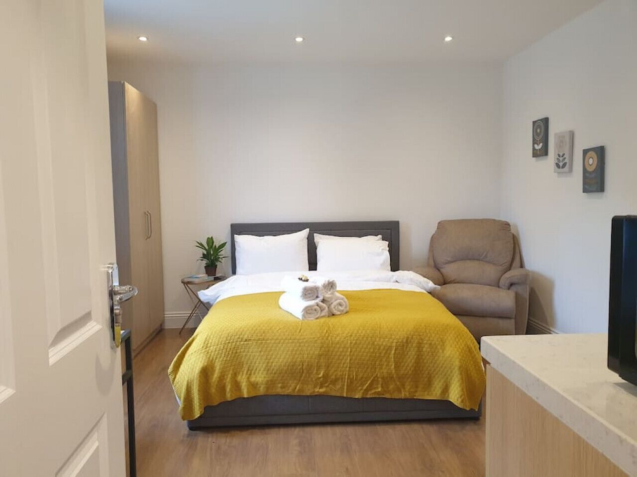 Well located king bed studio 35 minutes from the heart of London. 1071 gr fl