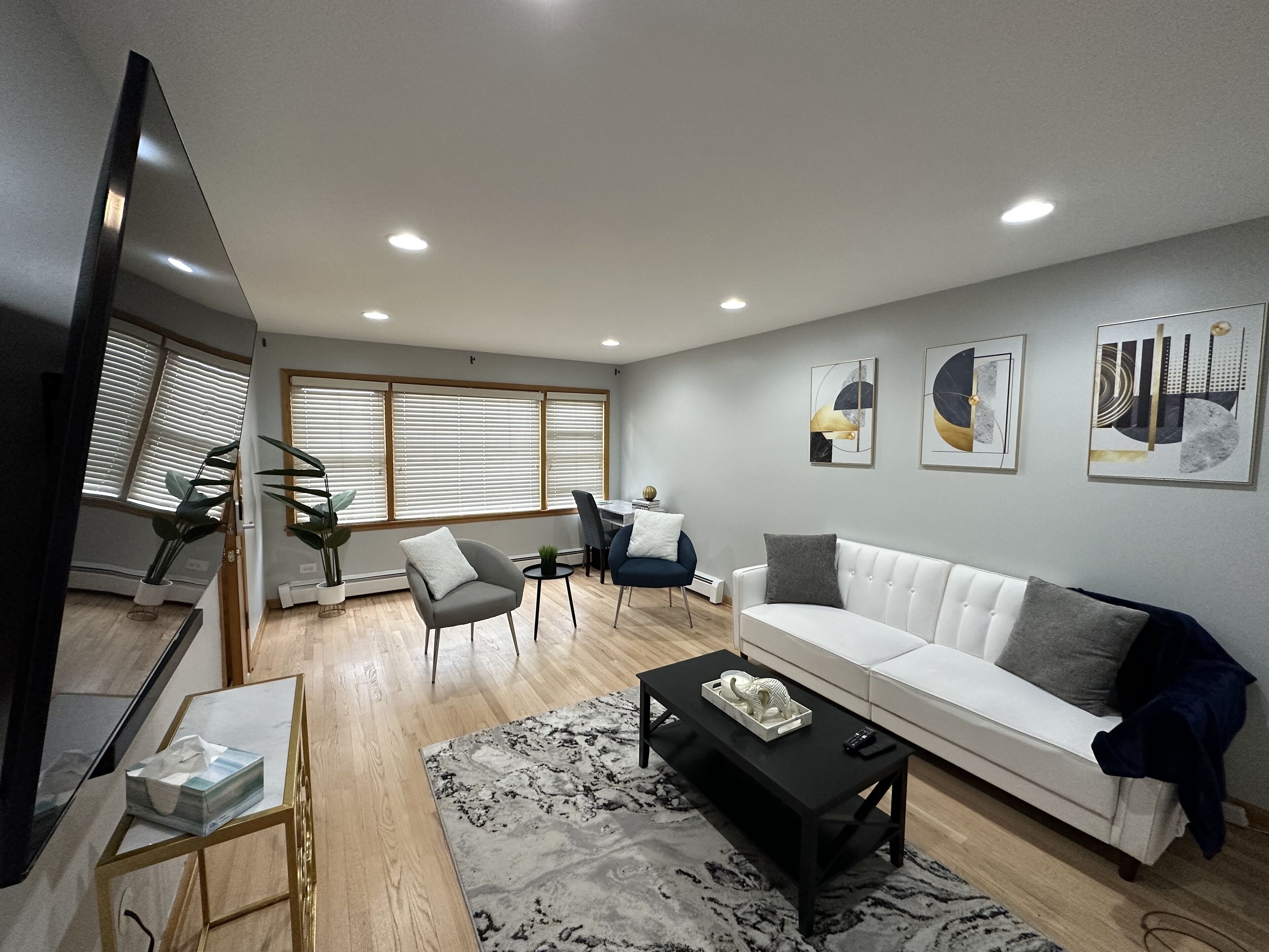 Spacious space 5 min from airport, outlet mall & restaurants .