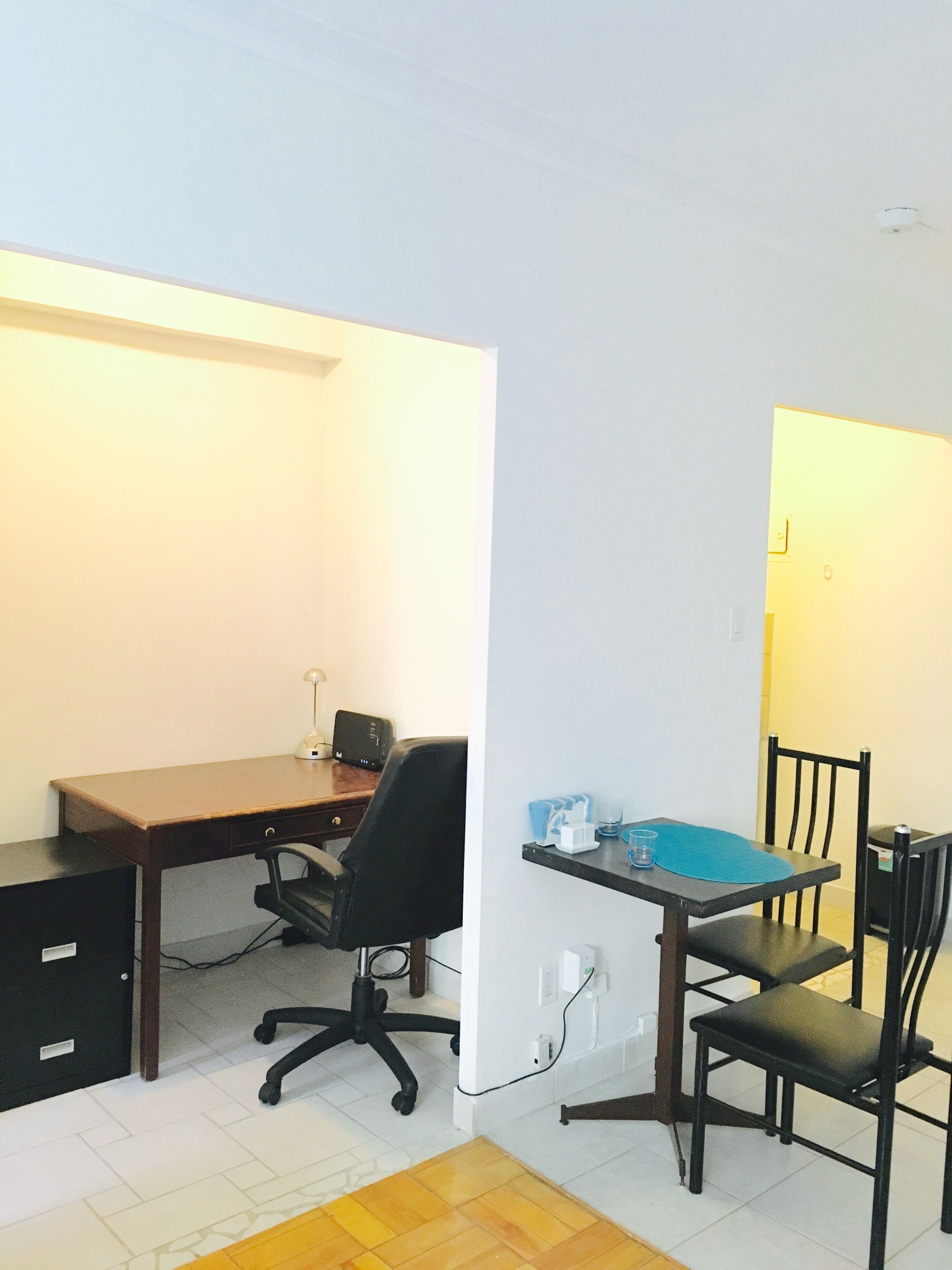 Stylish Montreal Apartment: Comfortable Stay in the Golden Square Mile