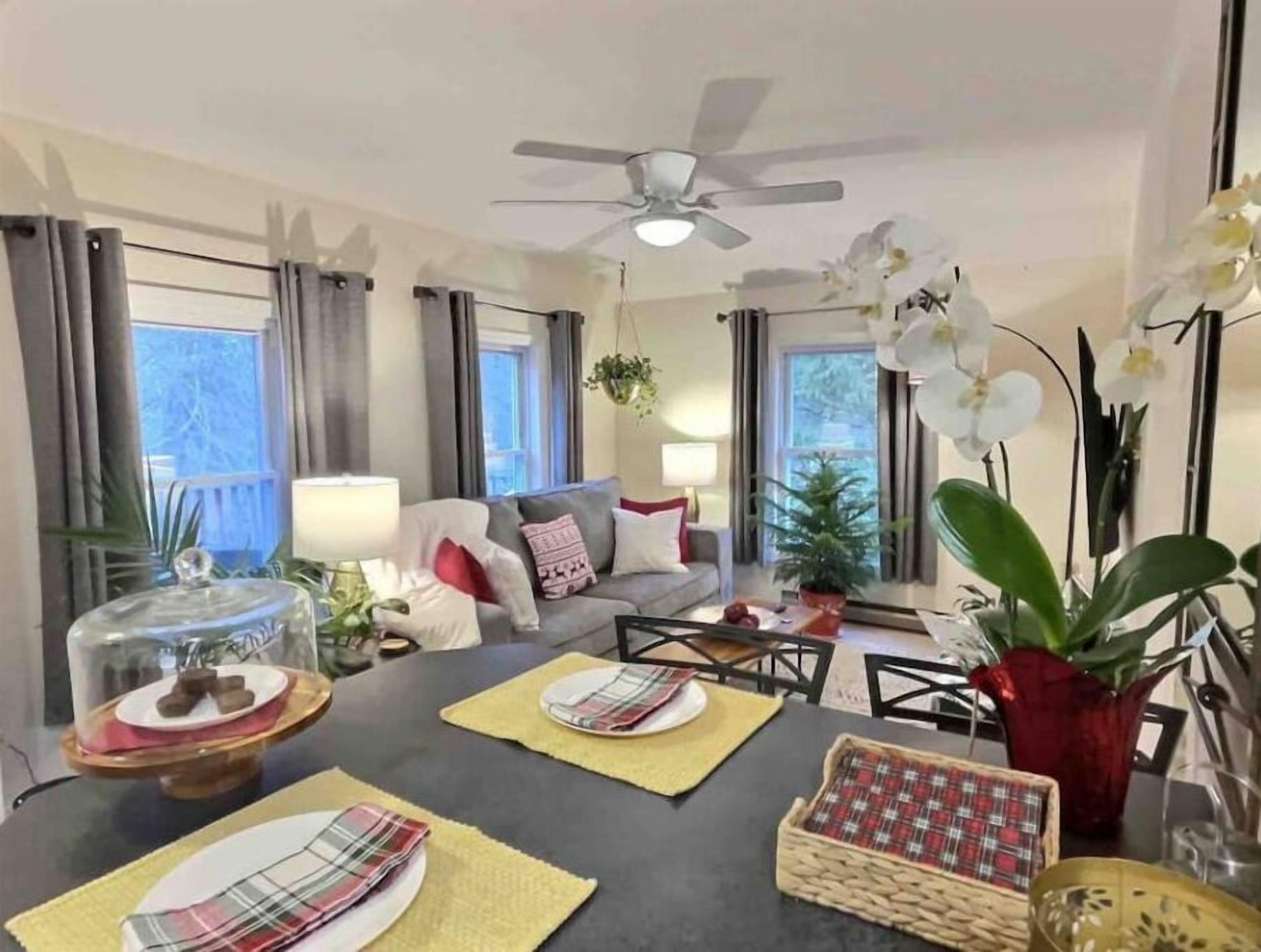 Couples hot tub getaway | fast wifi | Pets |