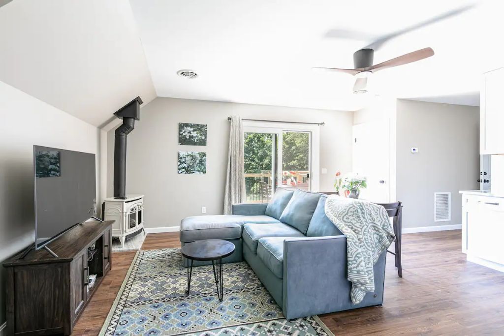 Sleeps 10: Apt & 3 rooms with common area and deck