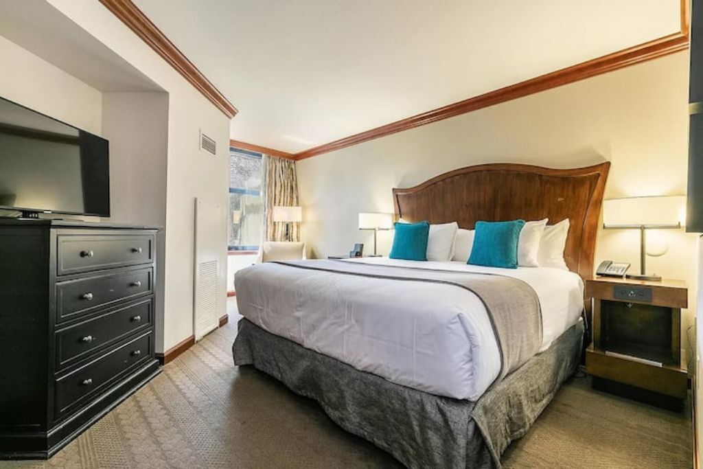 Charming 1-bedroom Resort Condo Fireplace Suite w/ Slopeside Skiing