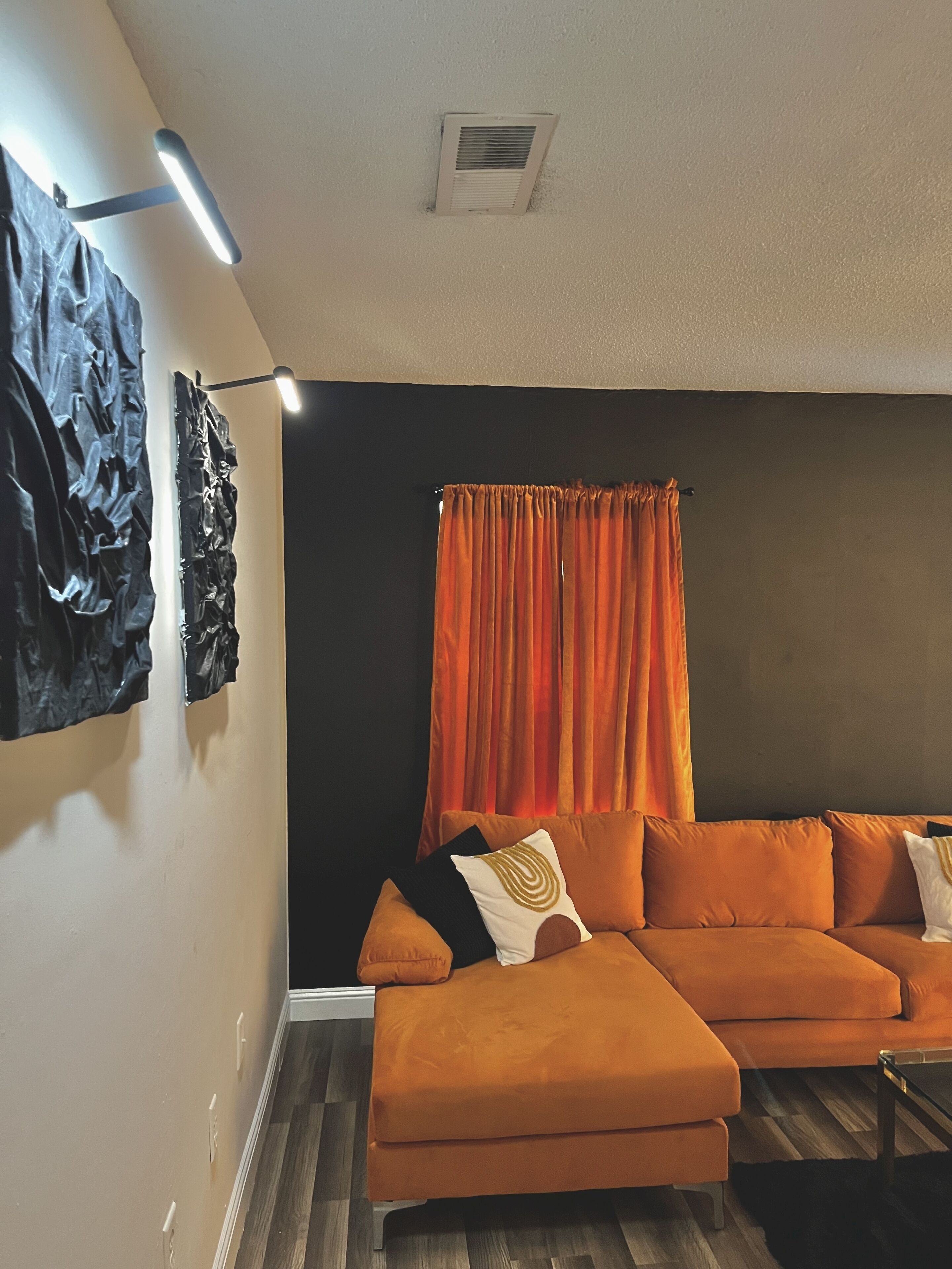 Black Luxe apartment / w balcony