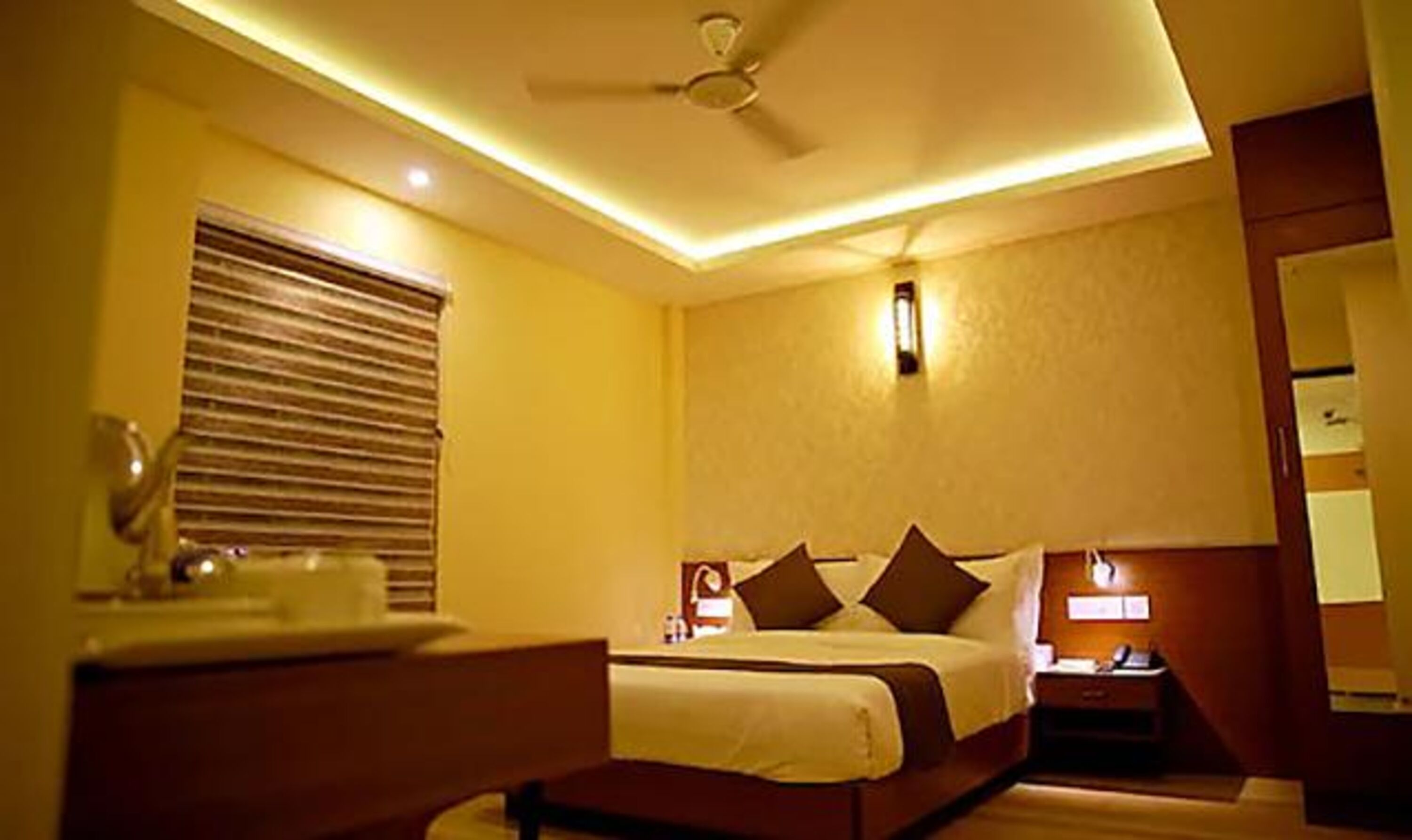 Fabhotel Prime D Chandlier