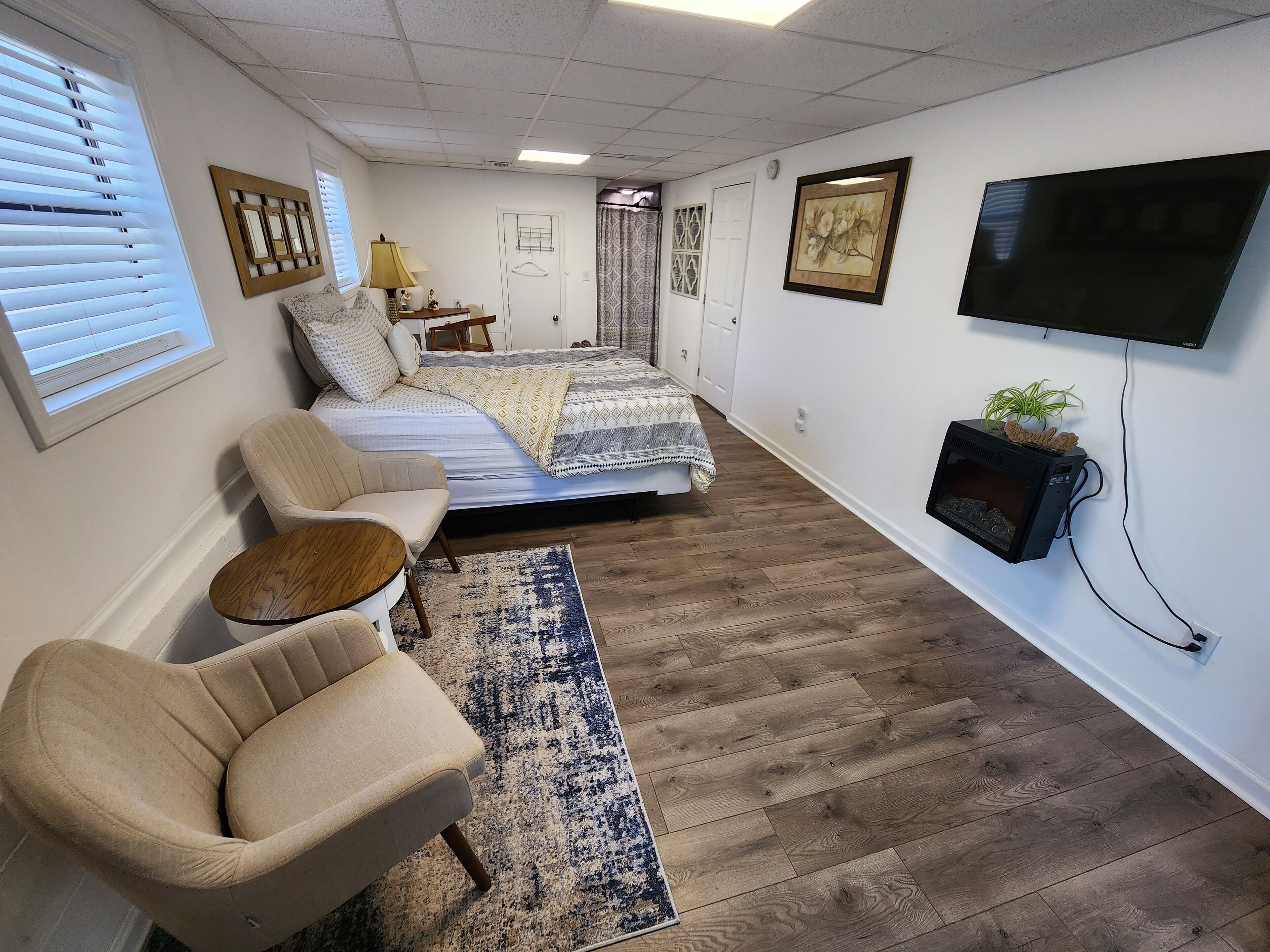 Centrally located private getaway, queen bed, fast internet and spacious