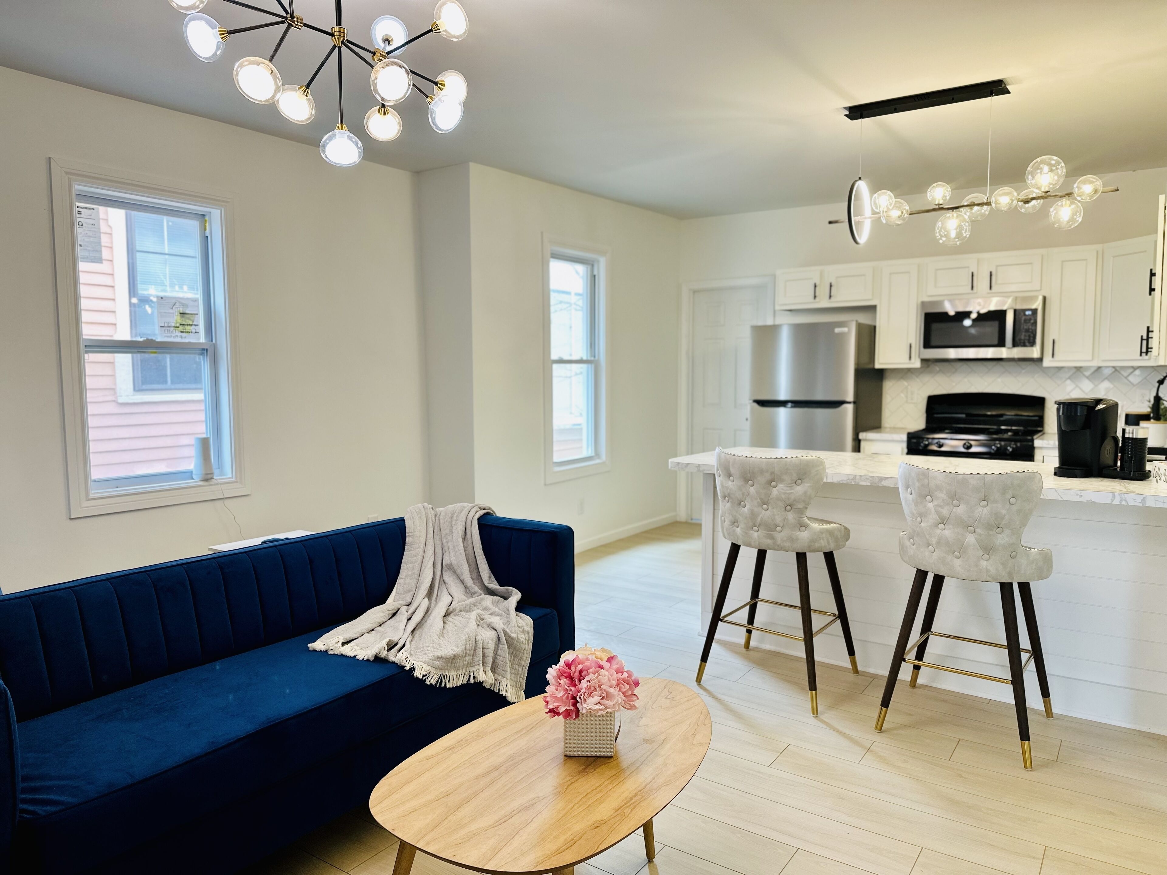 Designer 4br apt w/ ensuite KING. In-unit laundry. BEST location
