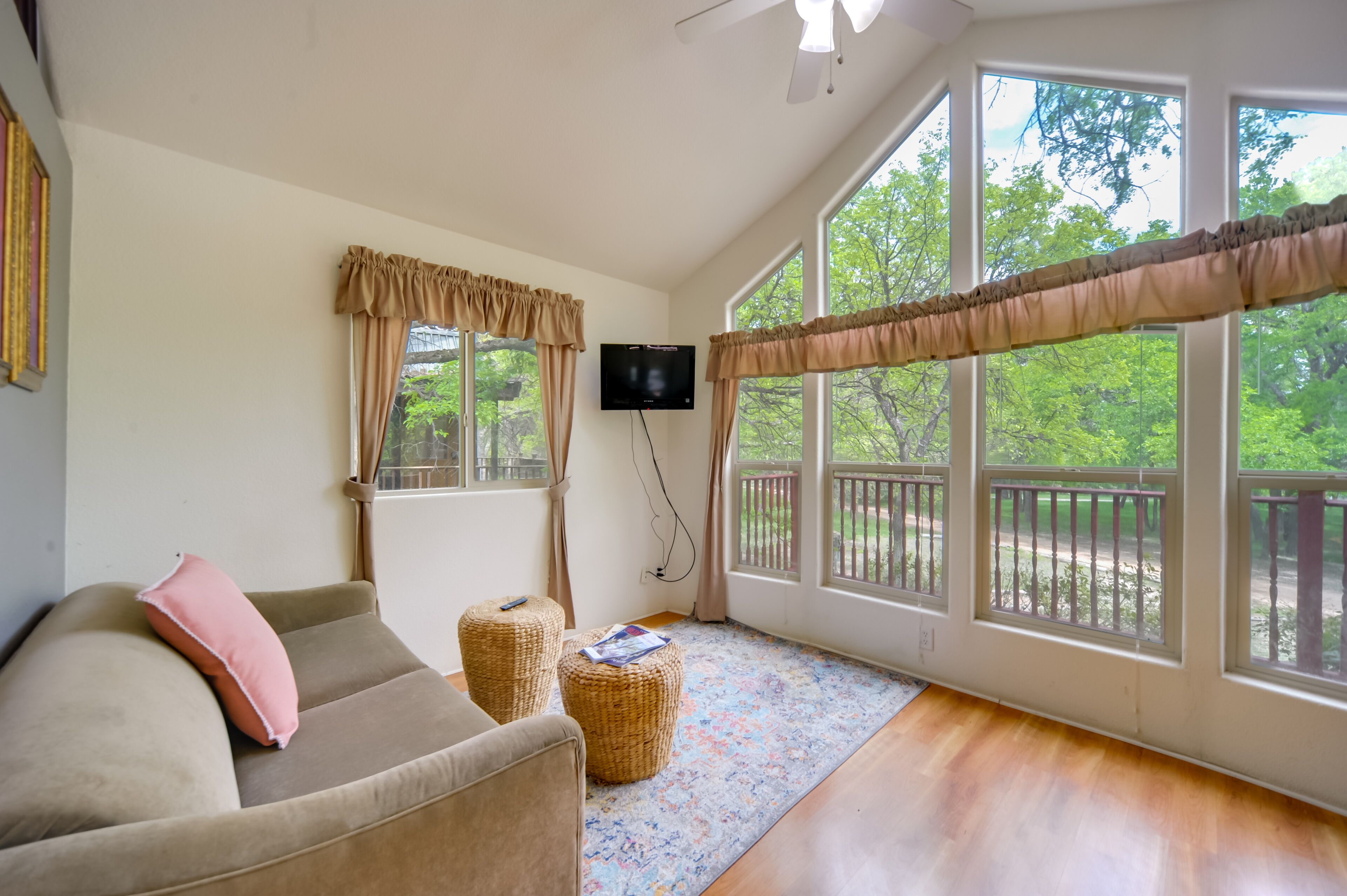 Pet-Friendly Hill Country Cabin w/ Shared Hot Tub!