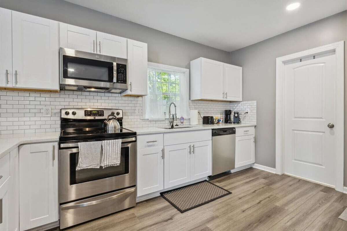 This guest house is a 1 bedroom(s), 1 bathrooms, located in Hampton, VA.