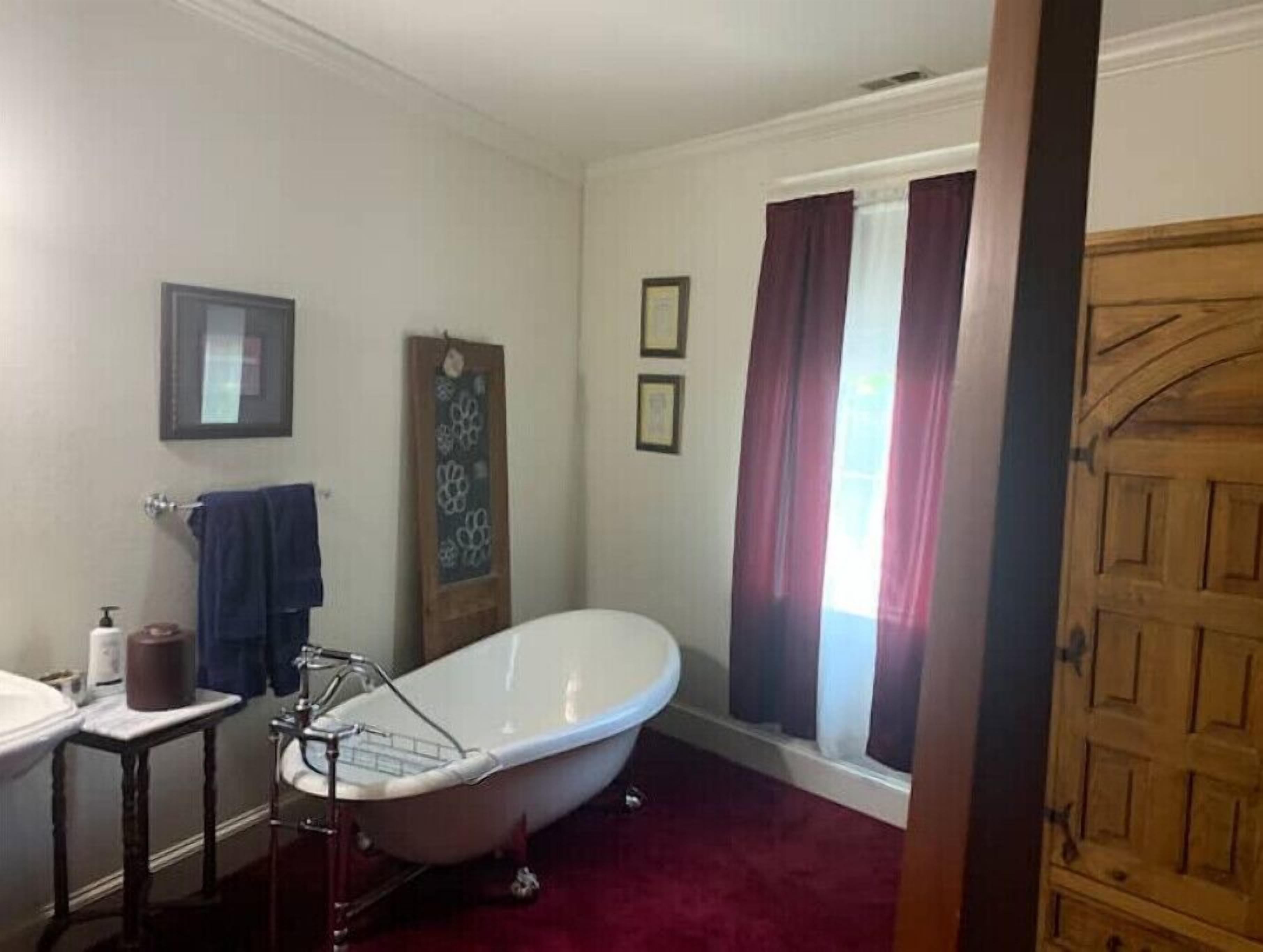 The George Currier Room, The Clawfoot Tub Room