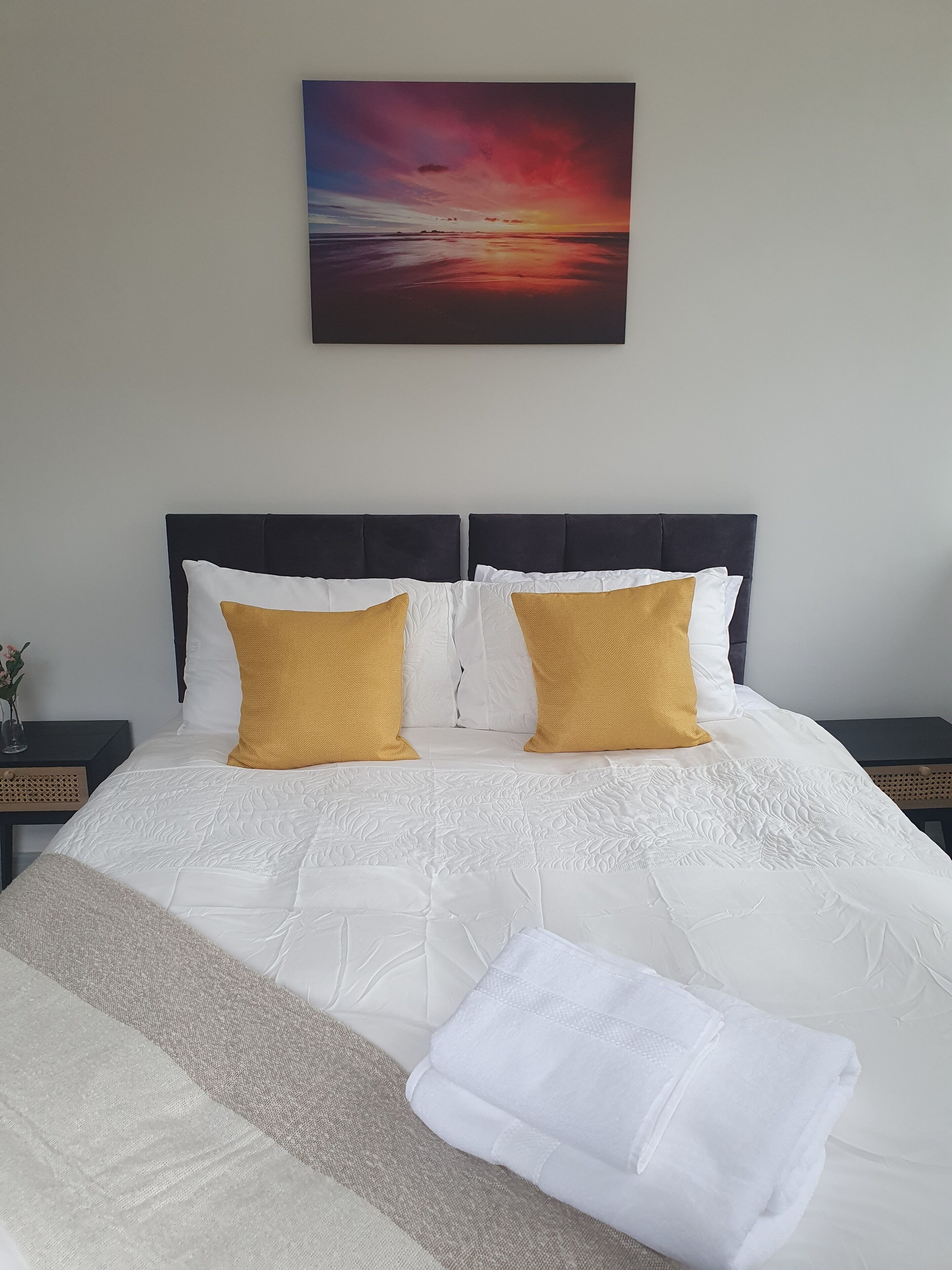 Modern Apartment Sleeps up to 5
