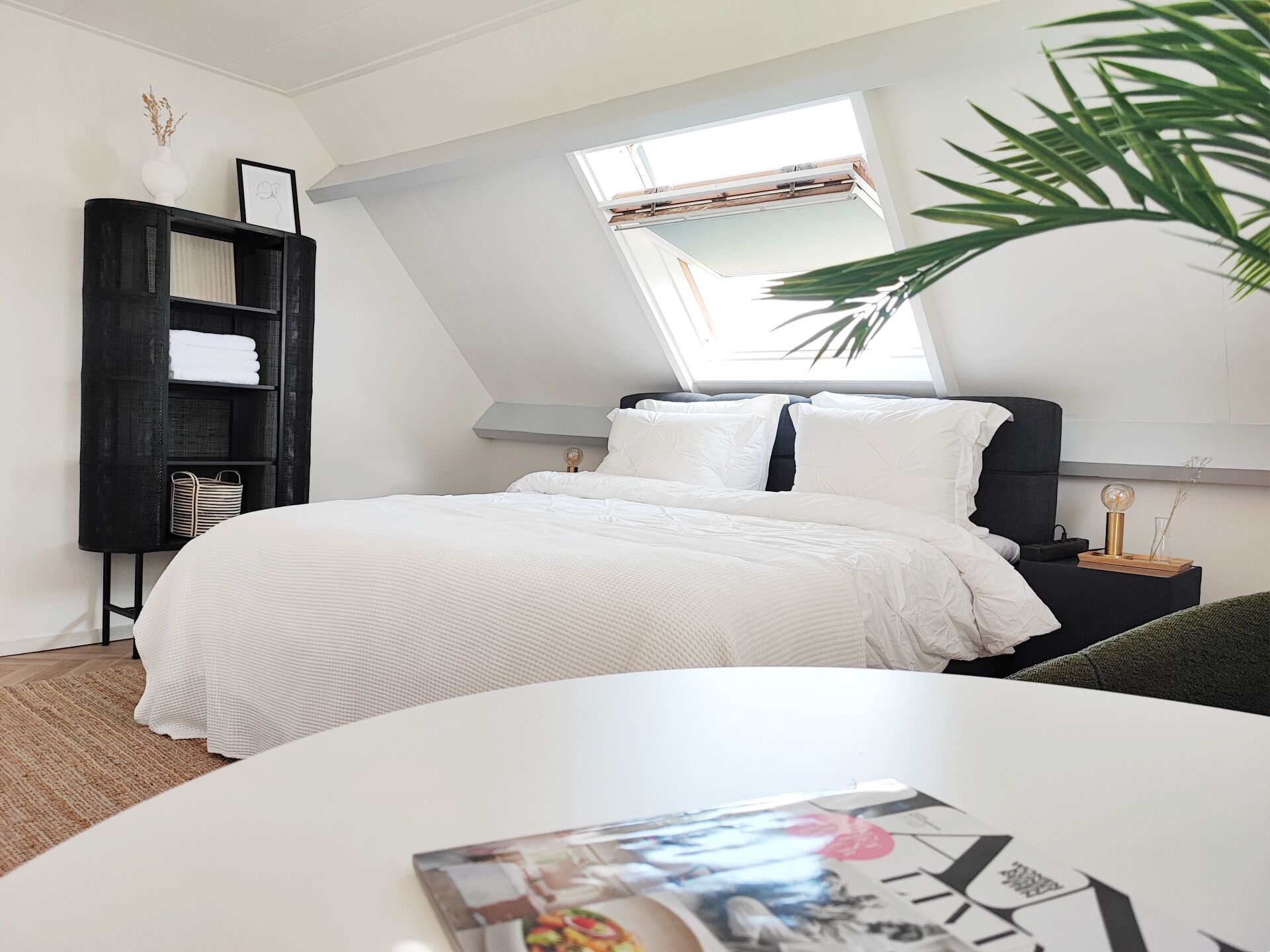 Guesthouse at the Amstel river. Private 2BR 2BA with garden and free parking.