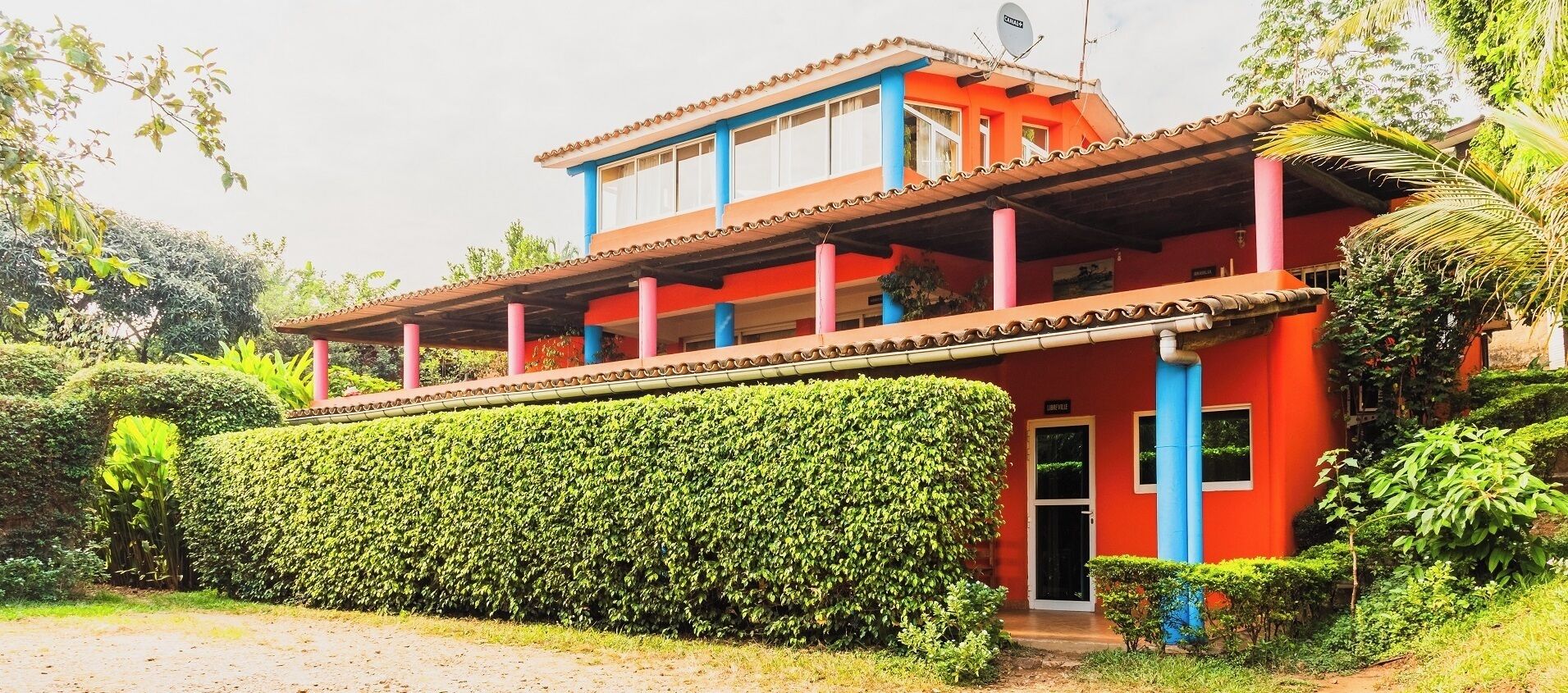 Elegant studio free breakfast, laundry & service