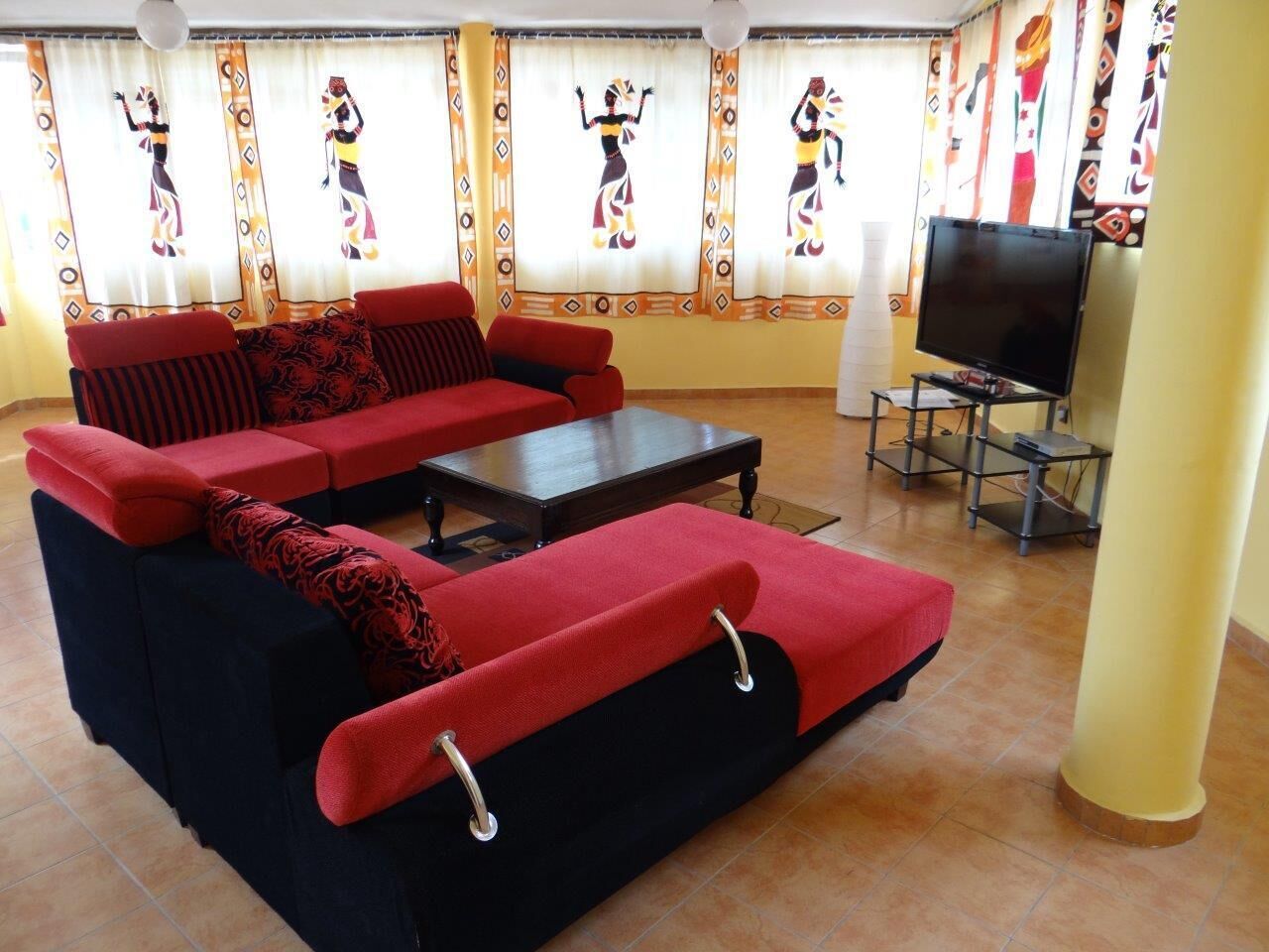 Duplex 2 bedroom apartment, 2 living rooms, terrace and garden, all services inc