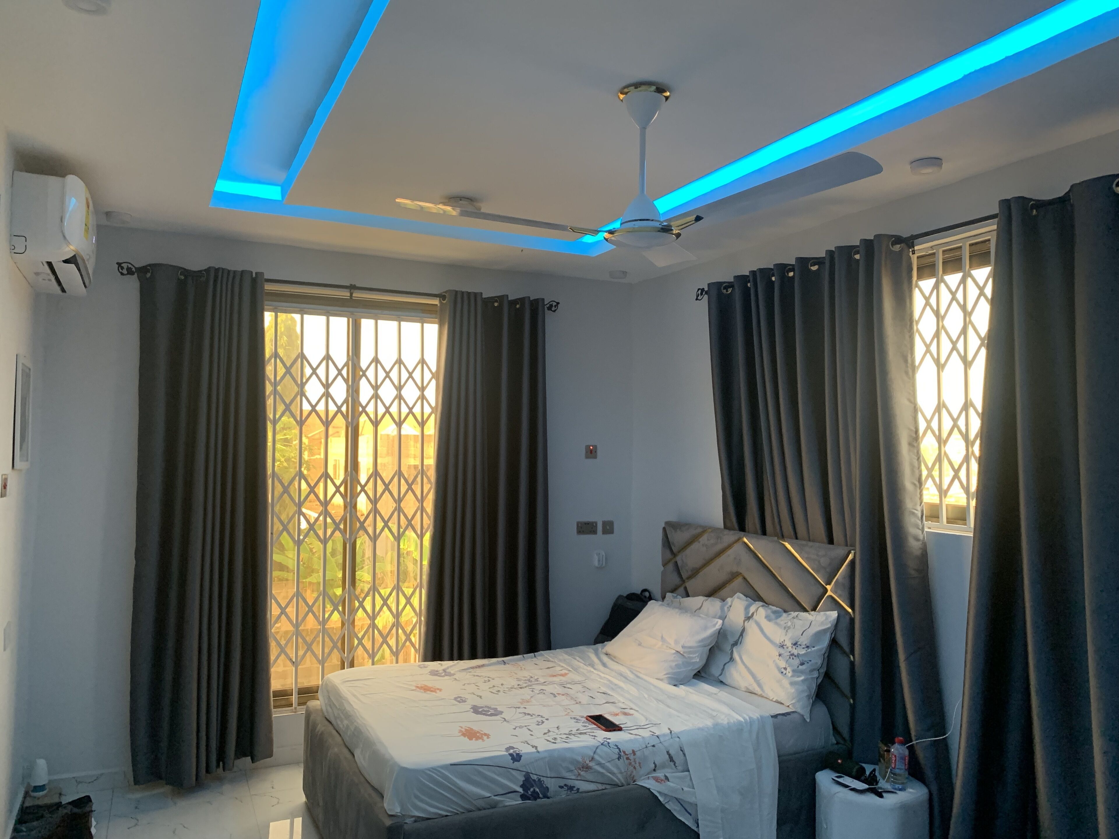 Modern 2 bed apartment with balcony, kitchen and air-con. Close to castle tours
