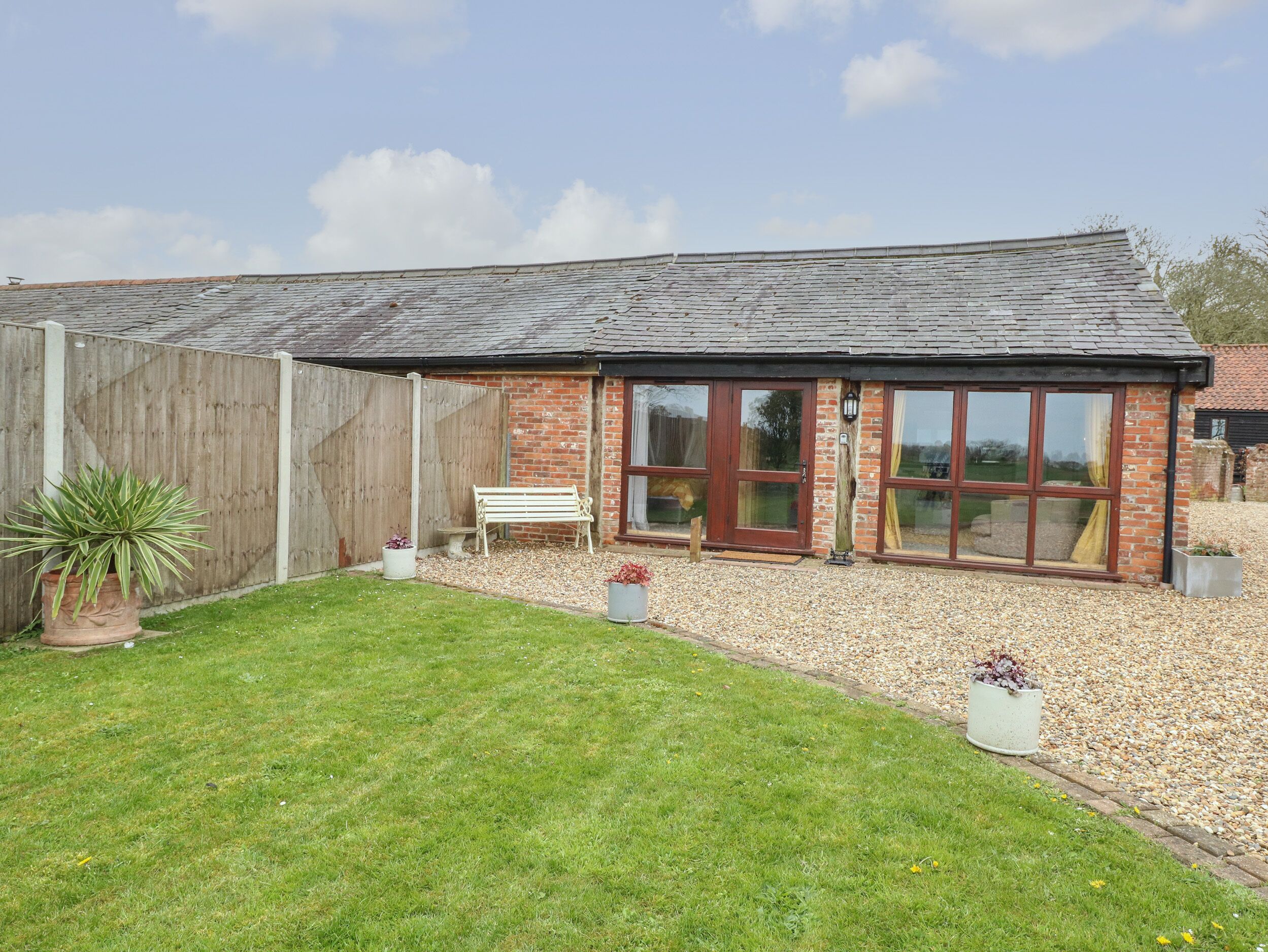 BEE HAPPY BARN, romantic, character holiday cottage in Acle