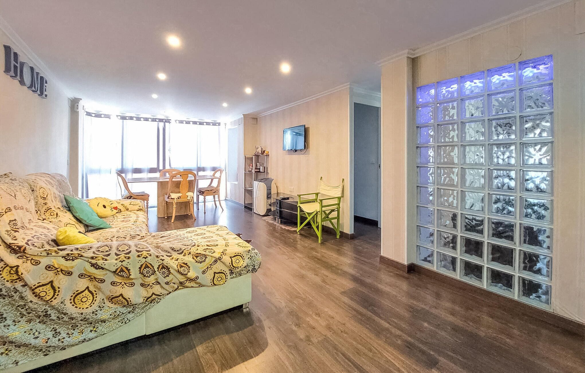 Welcome to this inviting, practical vacation apartment in the Grau district.