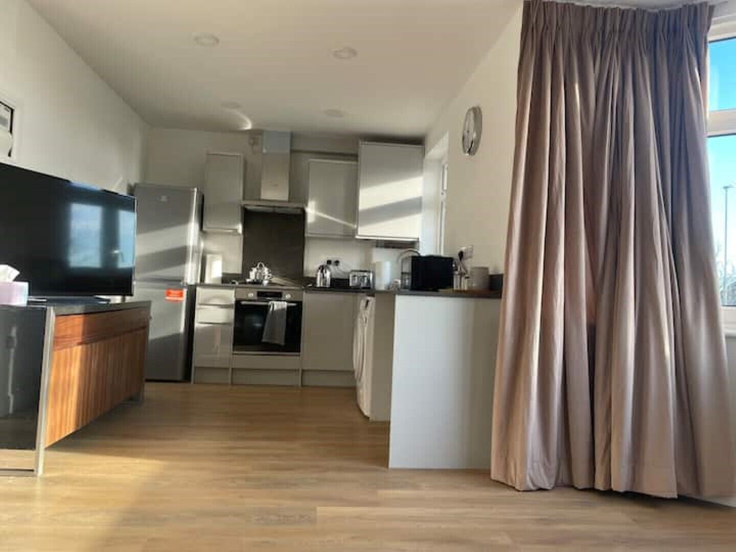 Premium flat: Enjoy clean white bedding at new flat, Gants Hill, Ilford, London