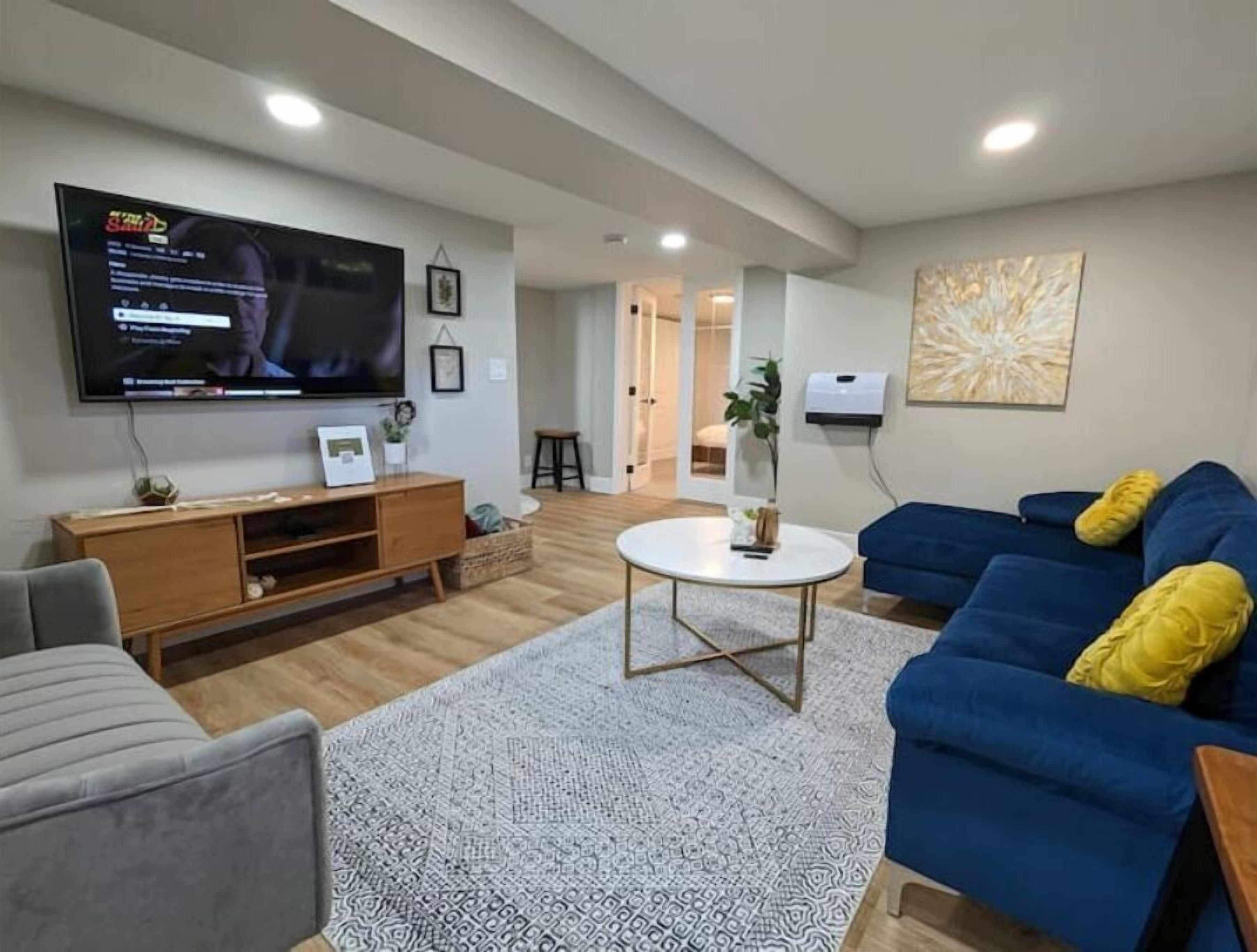 Modern Guest Suite Near Proctor w/ Hot Tub & 2 King Beds