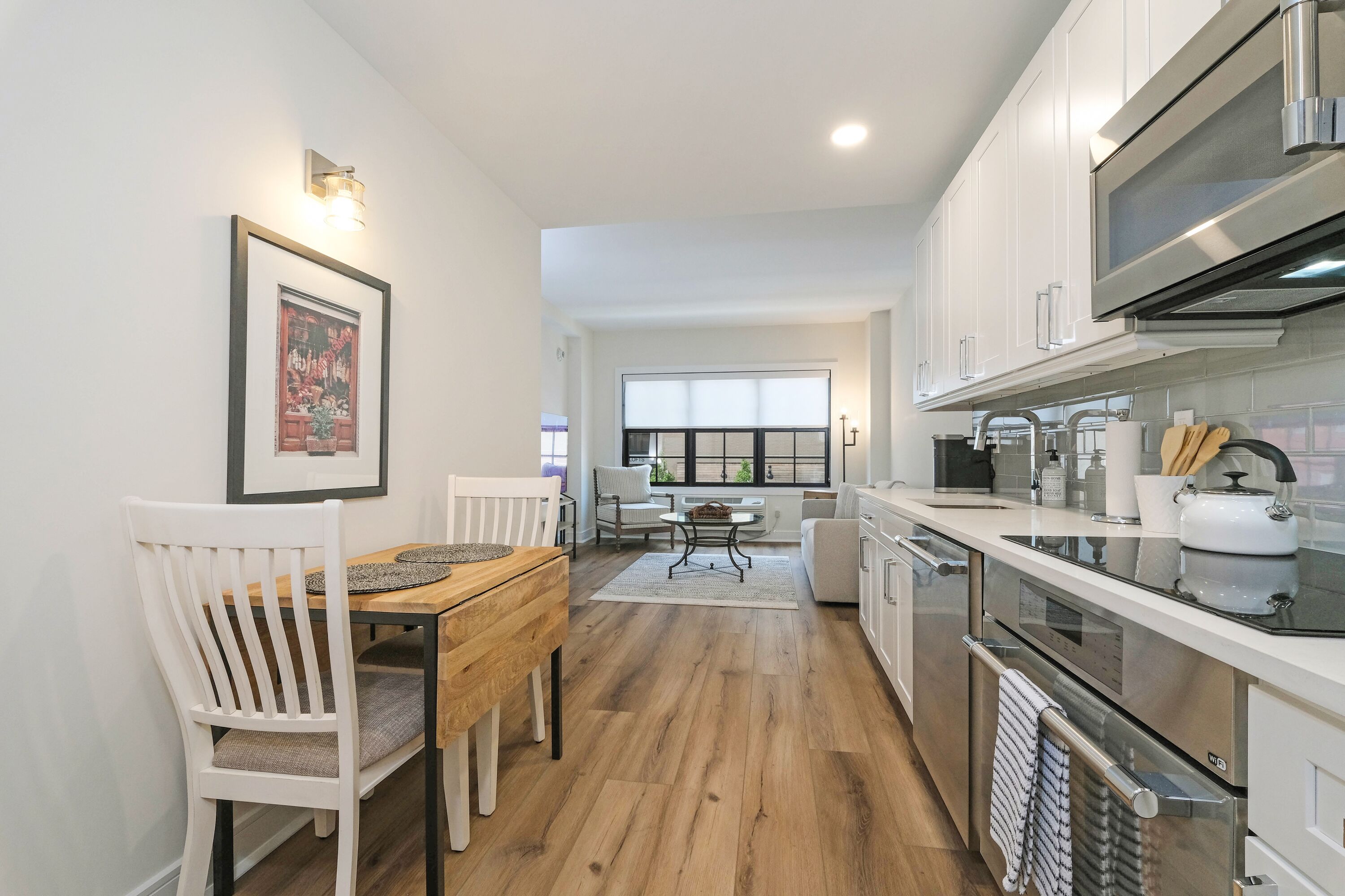 Downtown One Bedroom Suite Steps to Metro North 