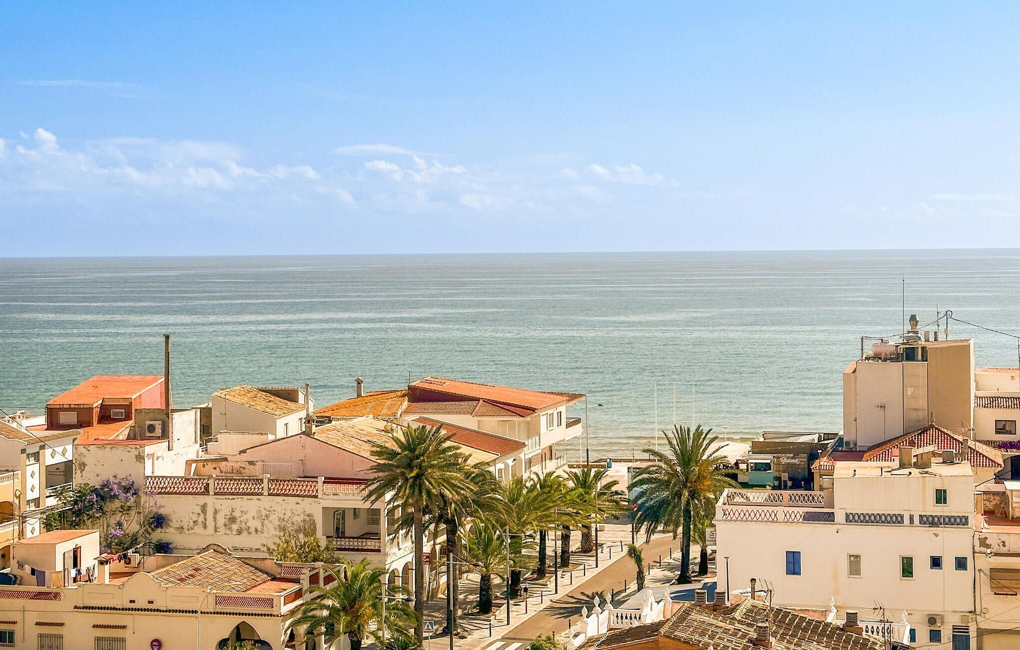 Inviting vacation apartment with sea view.