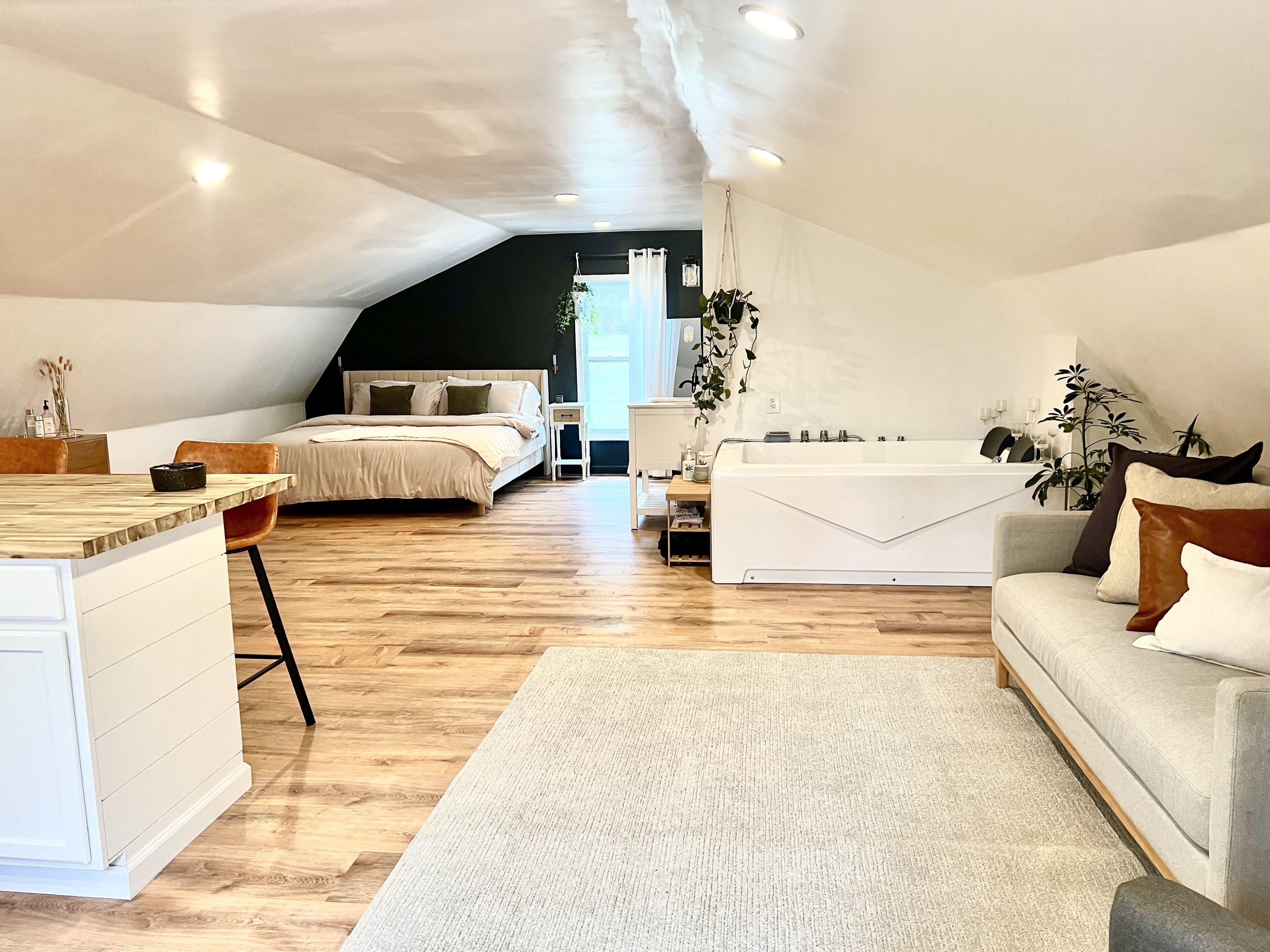 cozy romantic getaway private woody area 5 mins from hiking trails 
