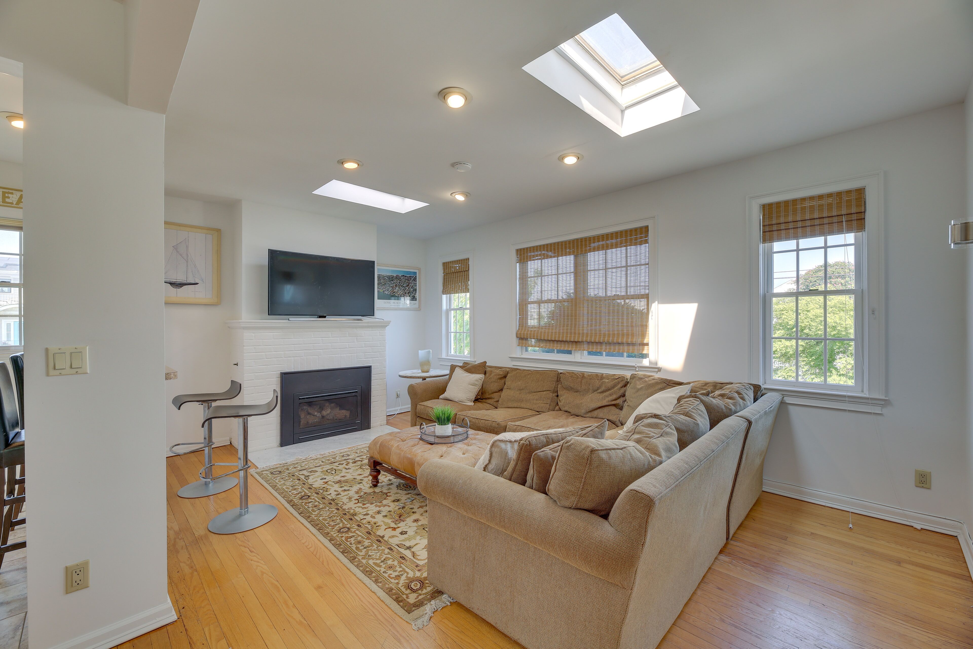 Lovely Apartment in Long Beach: 3 Blocks to Ocean!
