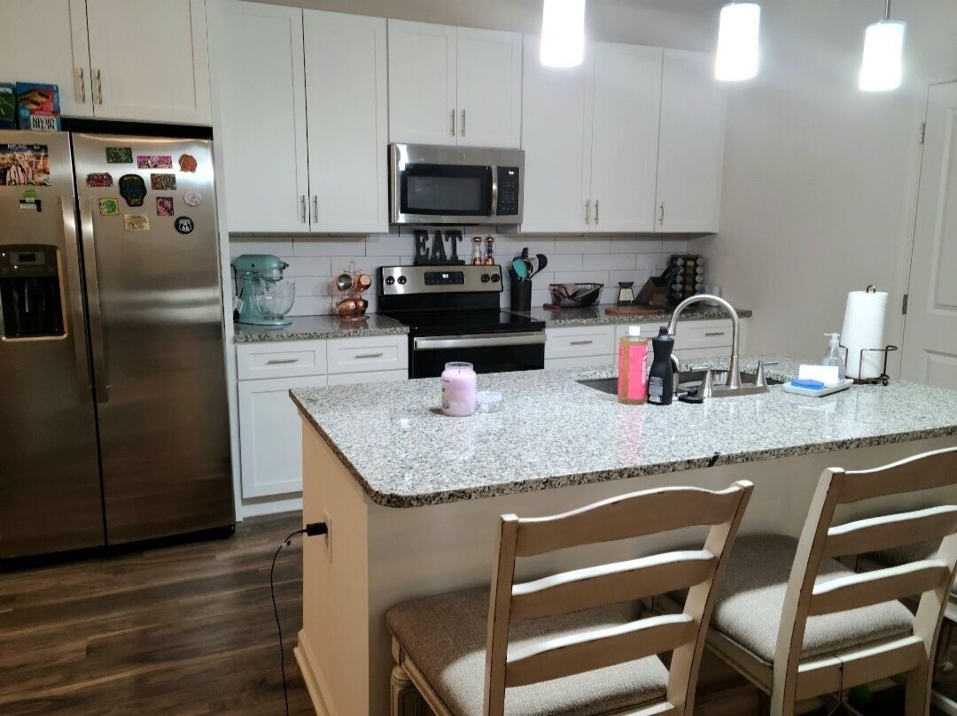 Brightly Lit, Vaulted with Poolside and Mountain View. Minutes from Downtown