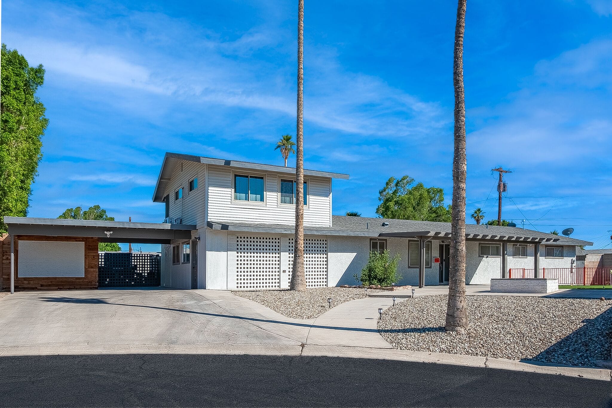 Tranquil Oasis centrally located and close to the Hospital, parks, and food.
