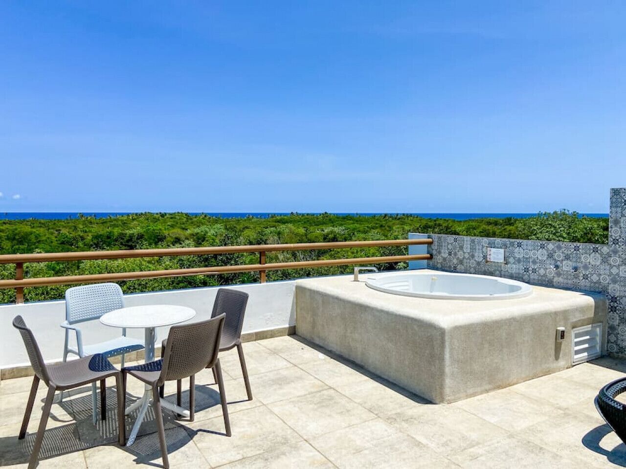Quiet Room w/Rooftop Pool near Beach XelHa Cenotes