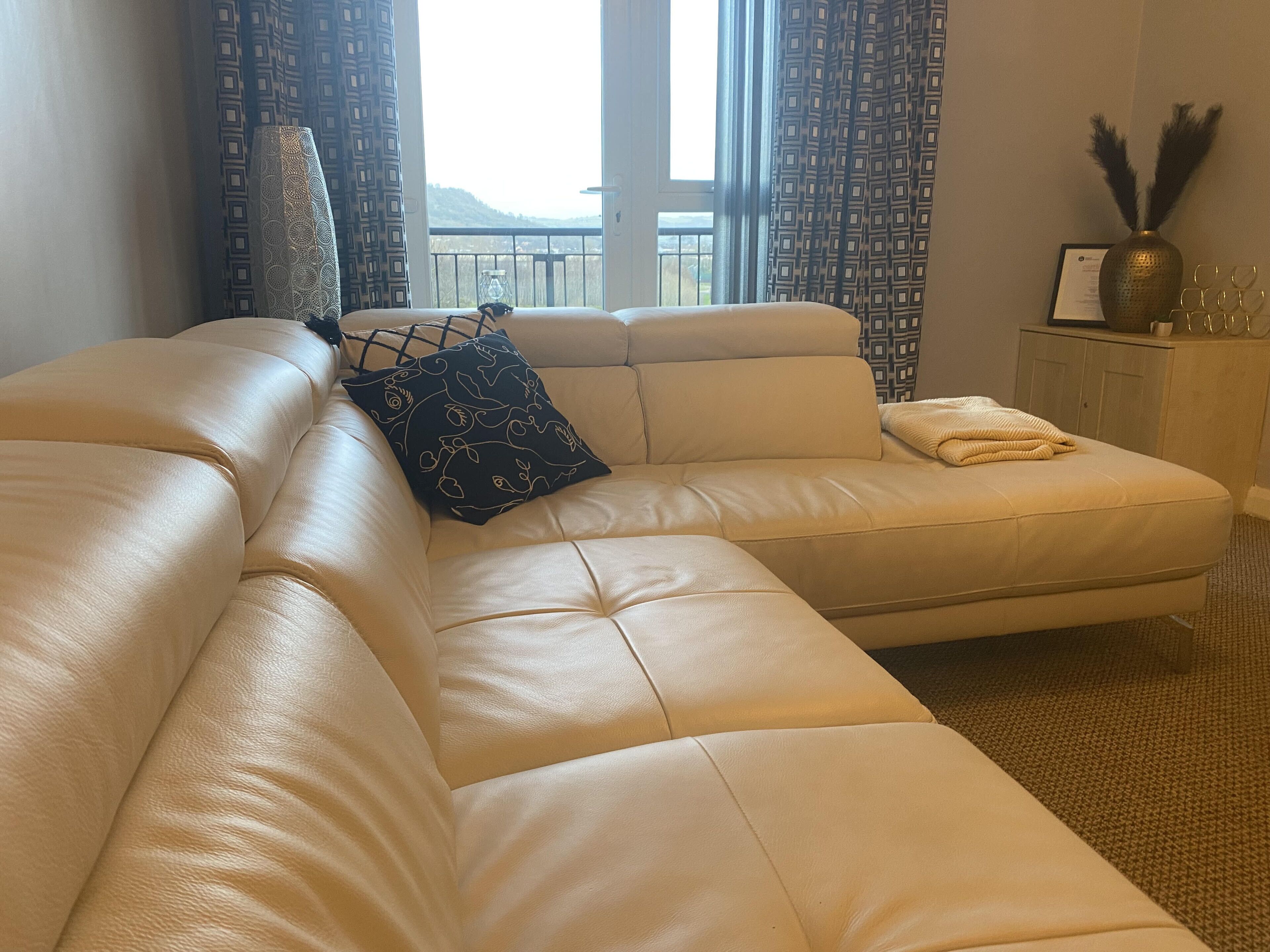 Hastings Apartments - Modern, Spacious, Free Parking, Great Views