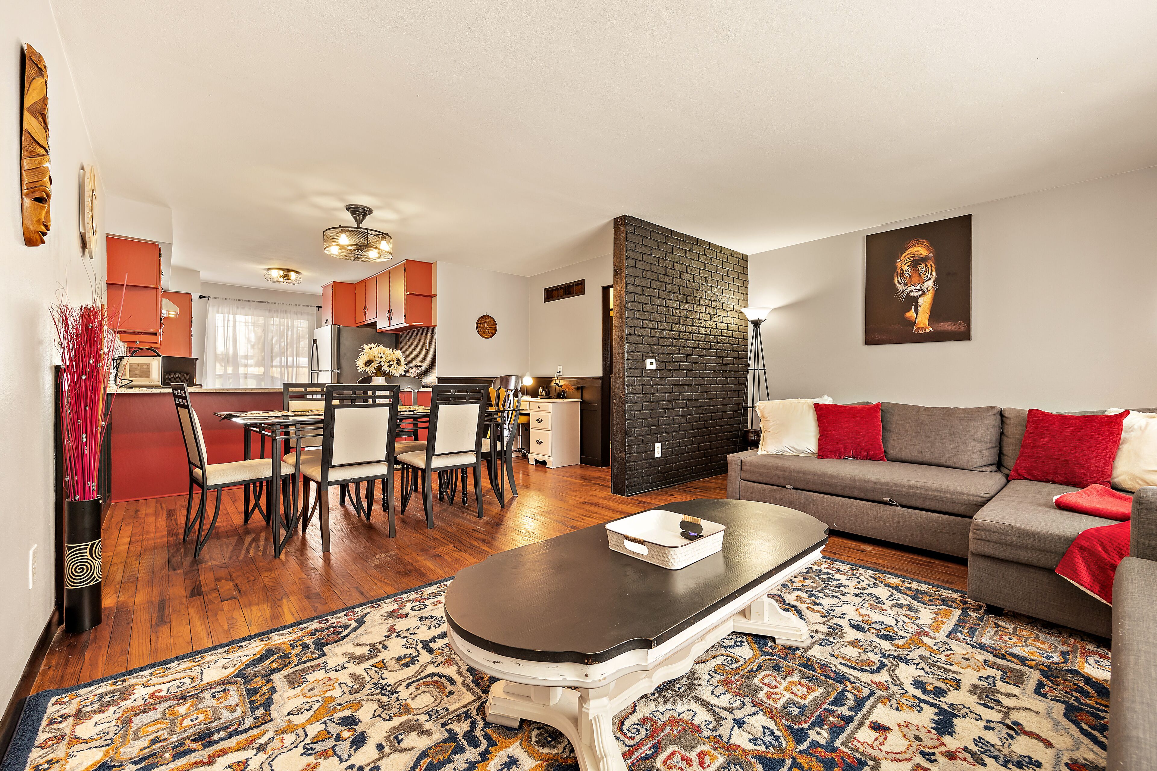 Safari-themed/No Stairs/Sleeps up to 12/W&D/FastWiFi/Near RagingWaves/Yorkville