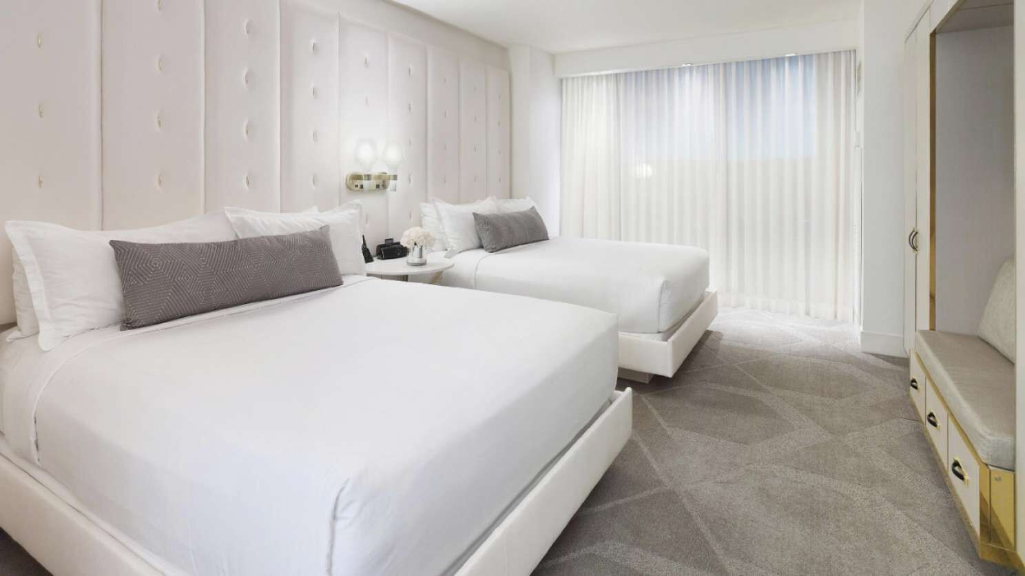 Luxury 1 Bedroom Suite at DELANO+ Living Room with Couch + 2 restrooms +Parking 