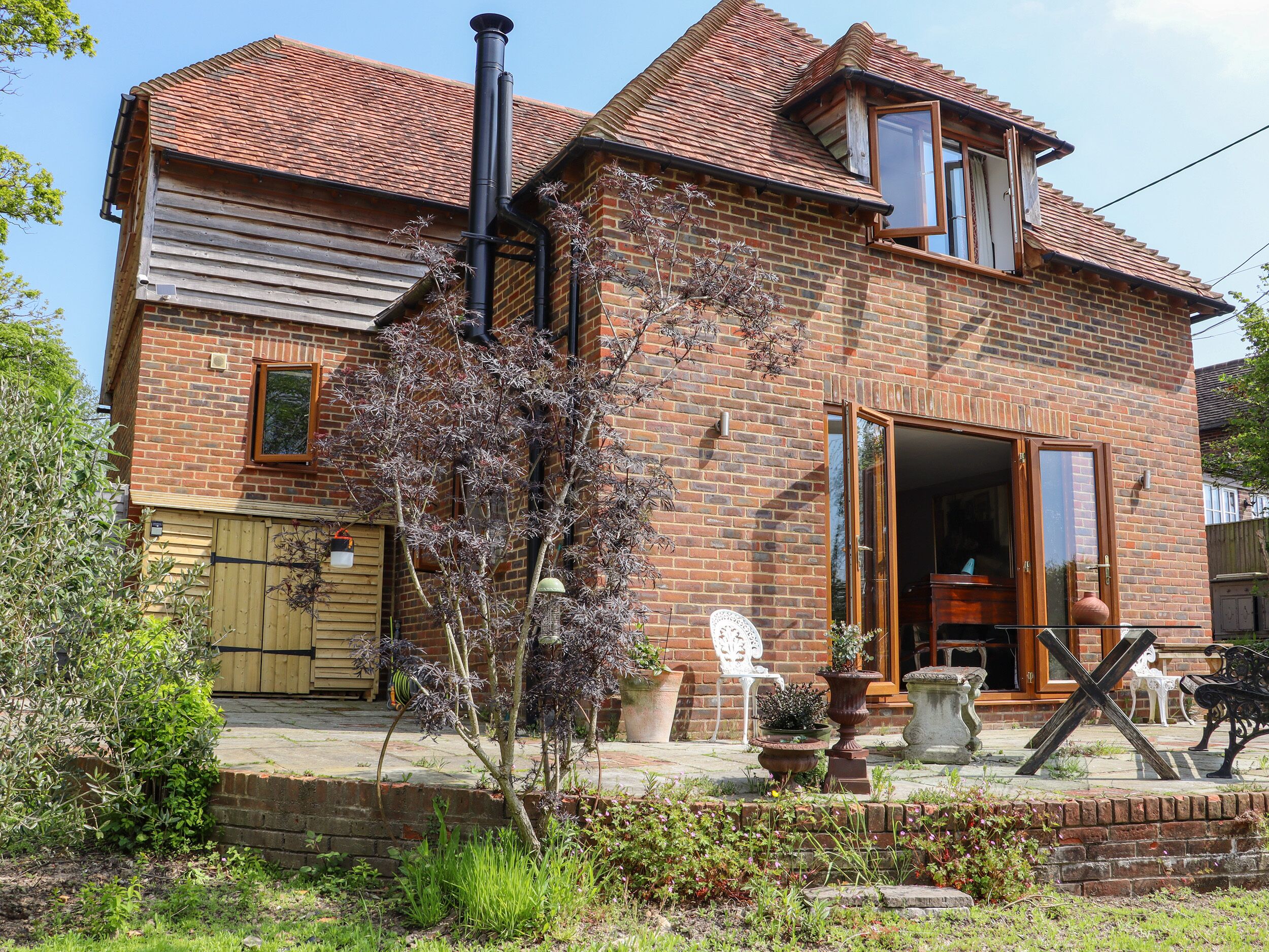 SIX ACRES HOUSE, pet friendly, with open fire in Peasmarsh