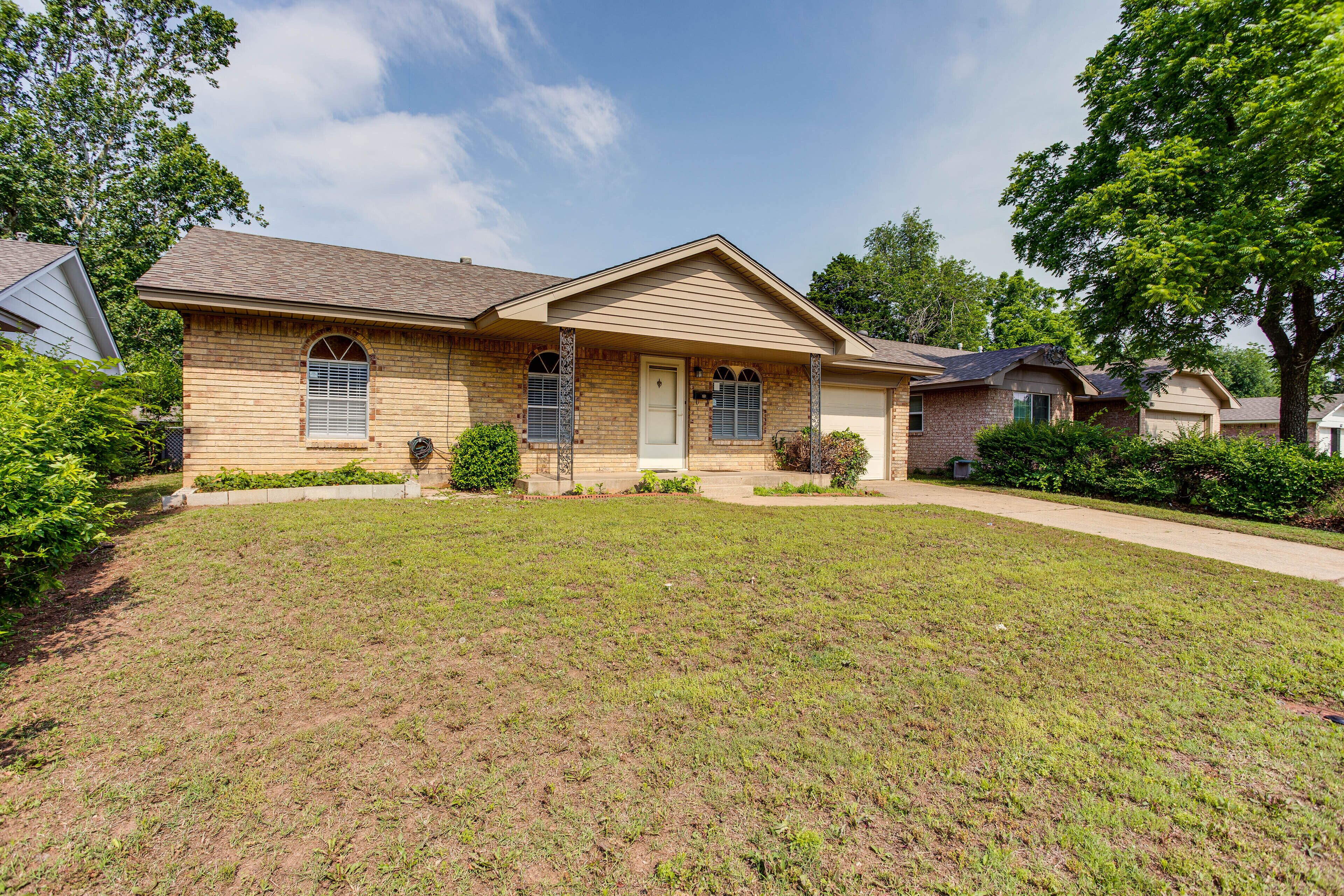 Pet-Friendly Midwest City Home, 10 Mi to Dtwn OKC!