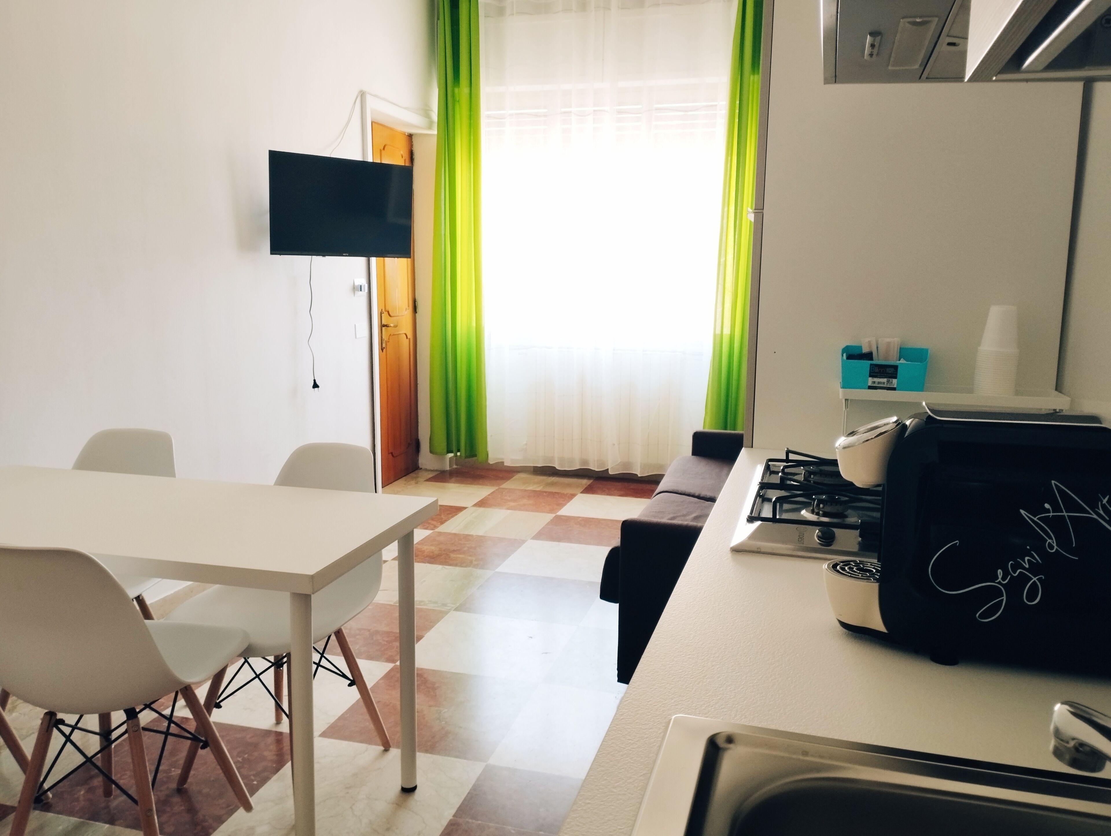 Monolocale con divano letto e cucina