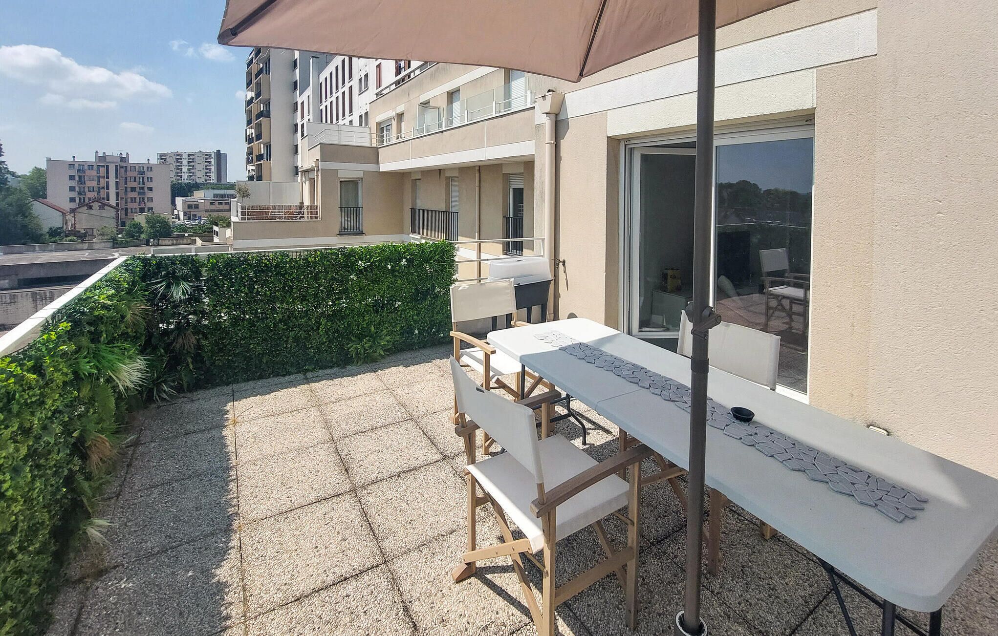 In the metropolitan area of Paris welcomes you this beautiful and modern apartment with a large balc
