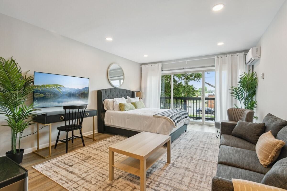 This apartment is a 0 bedroom(s), 1 bathrooms, located in Hampton, VA.