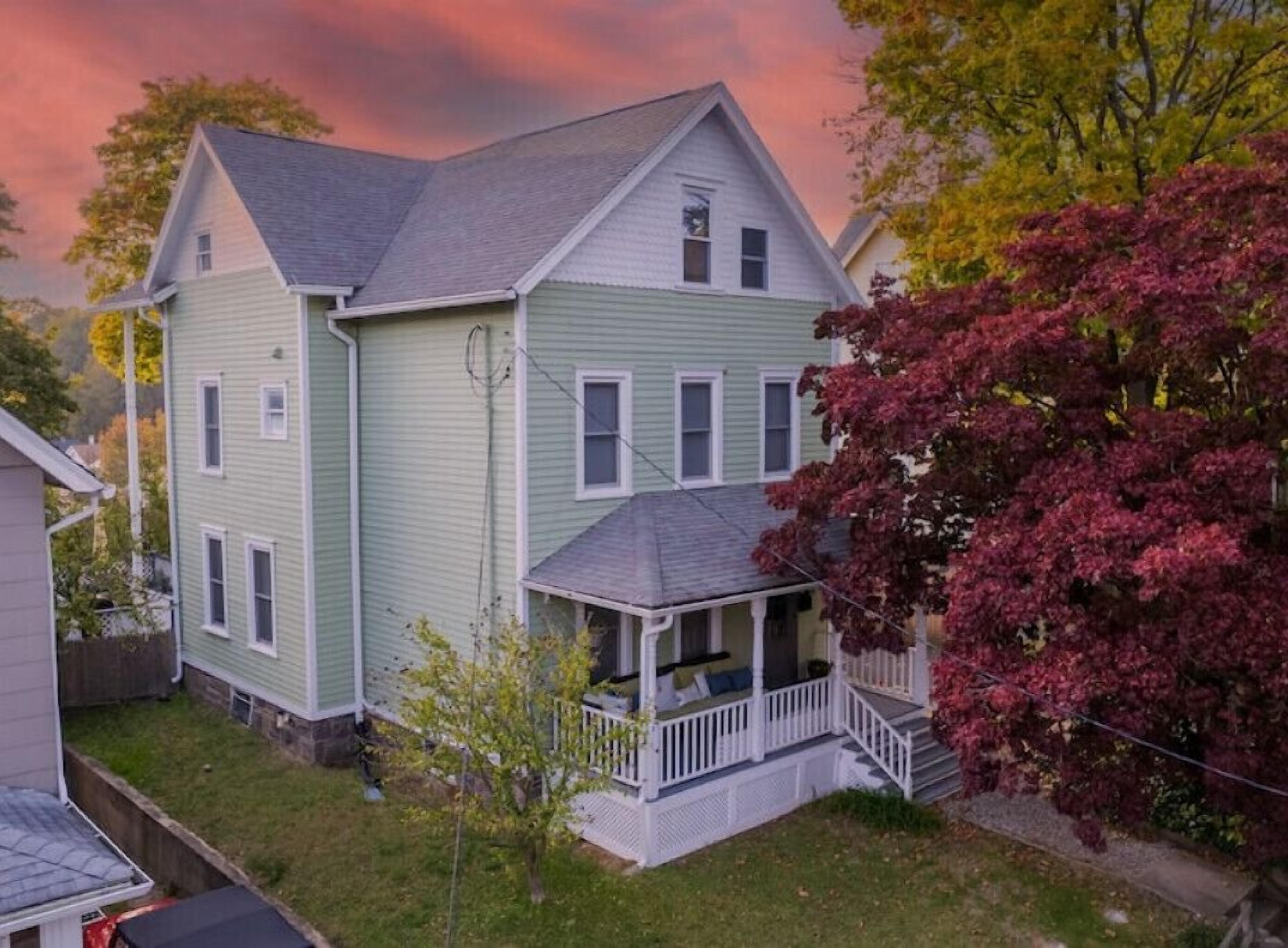 Water View SONO 2 Bedroom Walk to Metro & Dining
