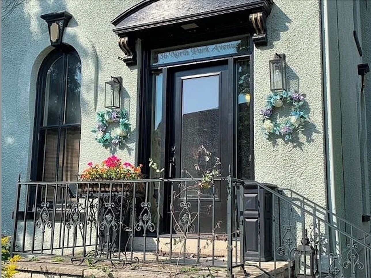 Perfect location-short walk to downtown and Lakeside Park
Close to hwy 41 & 151

